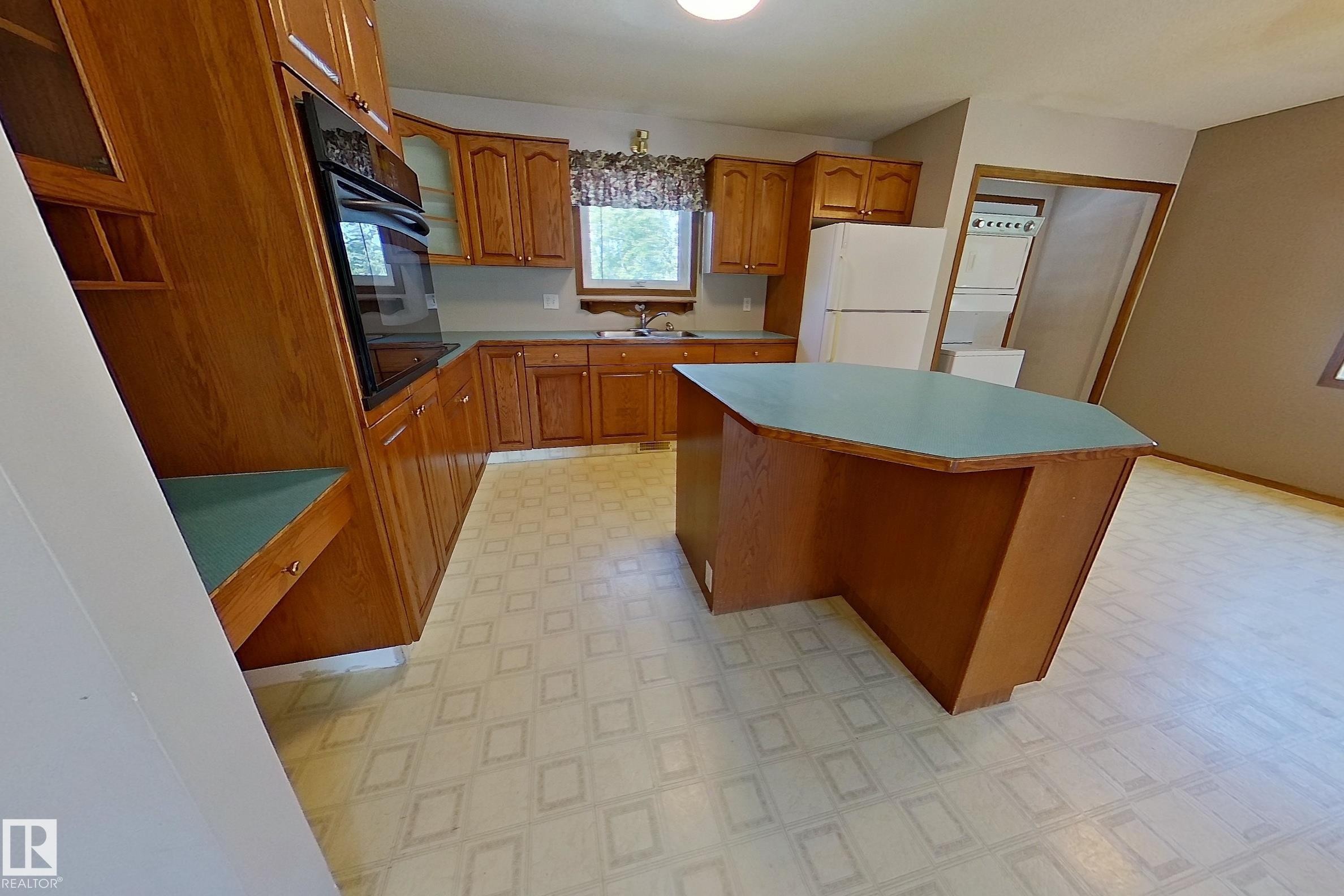 4602 52 Avenue, Bentley, AB - Indoor Photo Showing Kitchen With Double Sink