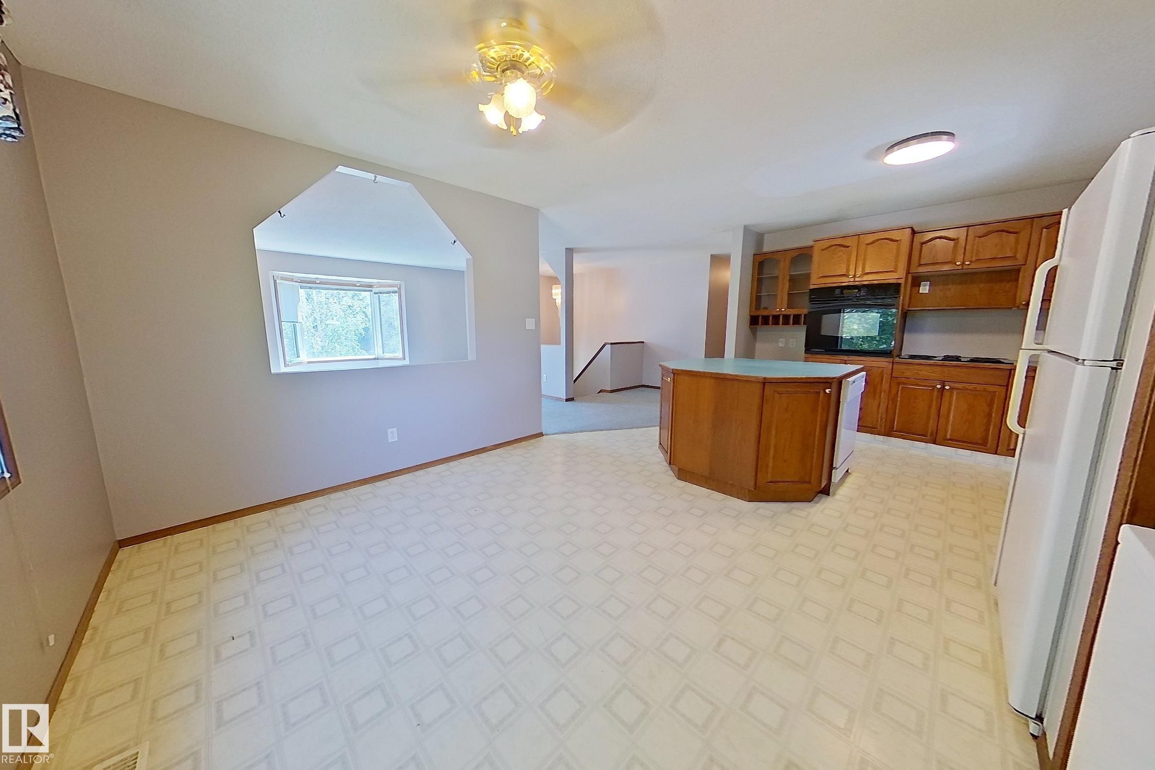 4602 52 Avenue, Bentley, AB - Indoor Photo Showing Kitchen