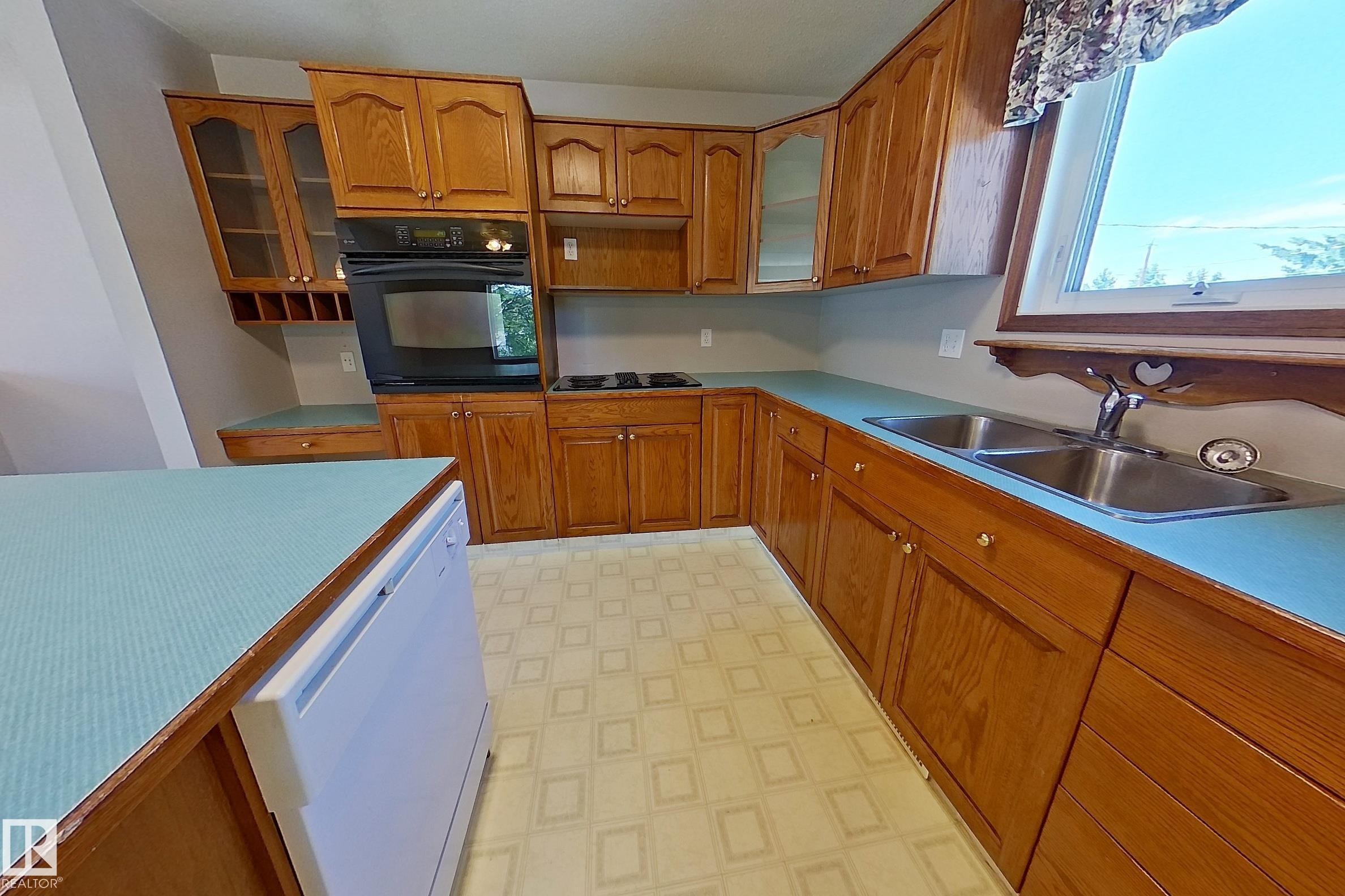 4602 52 Avenue, Bentley, AB - Indoor Photo Showing Kitchen With Double Sink