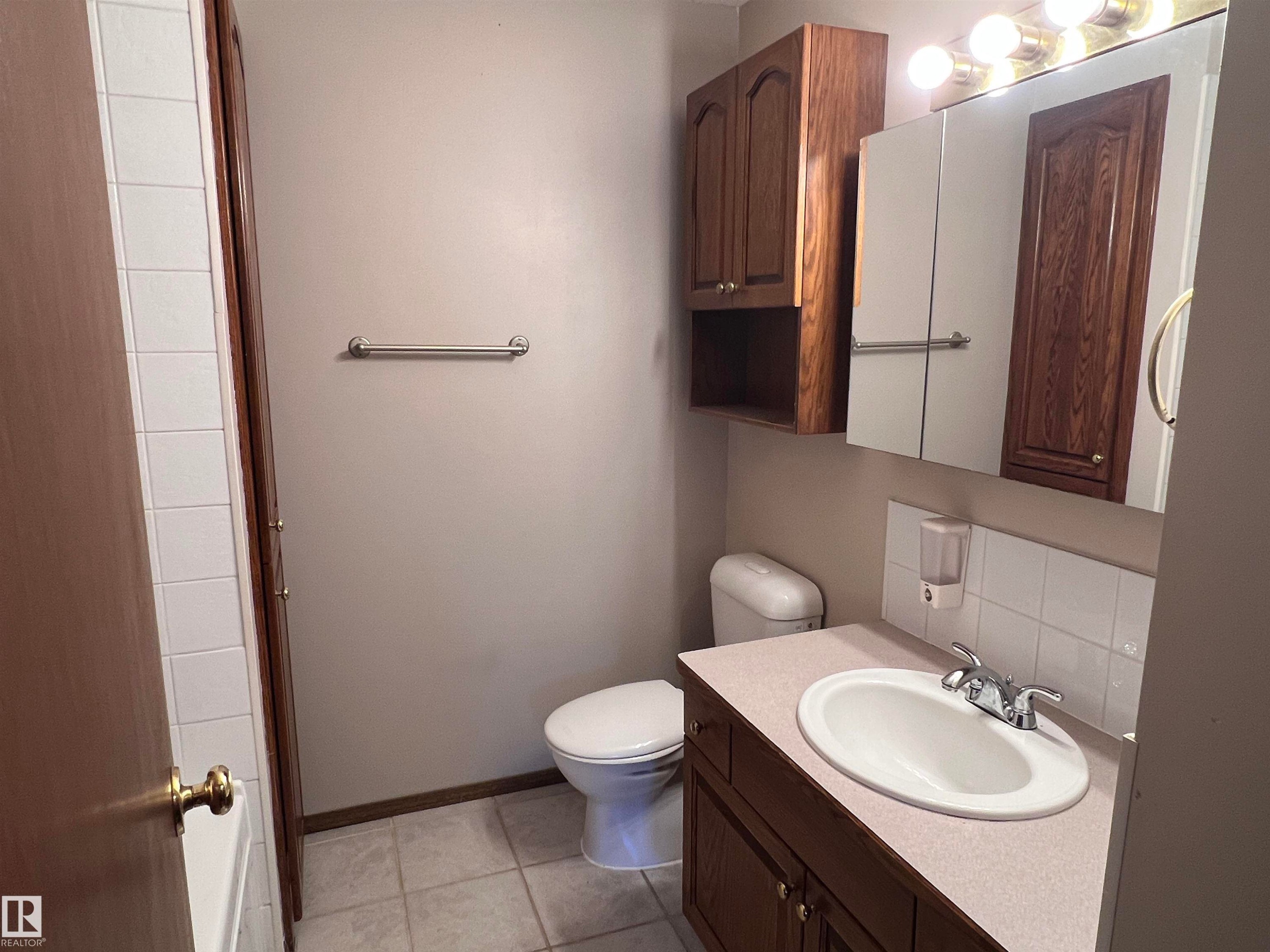 4602 52 Avenue, Bentley, AB - Indoor Photo Showing Bathroom