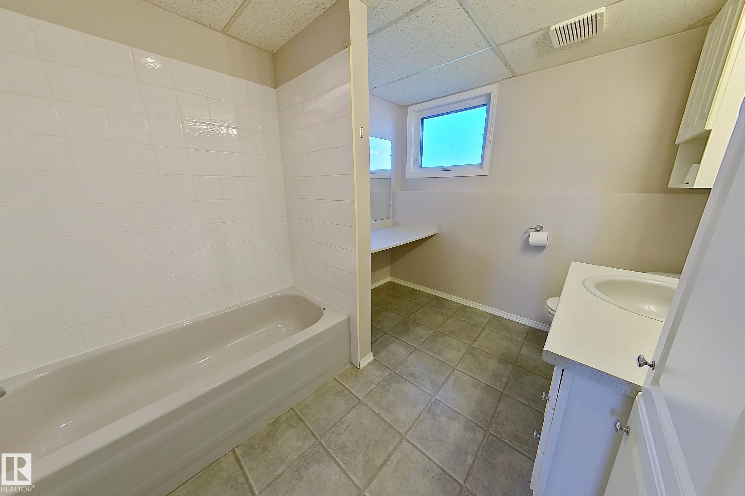4602 52 Avenue, Bentley, AB - Indoor Photo Showing Bathroom