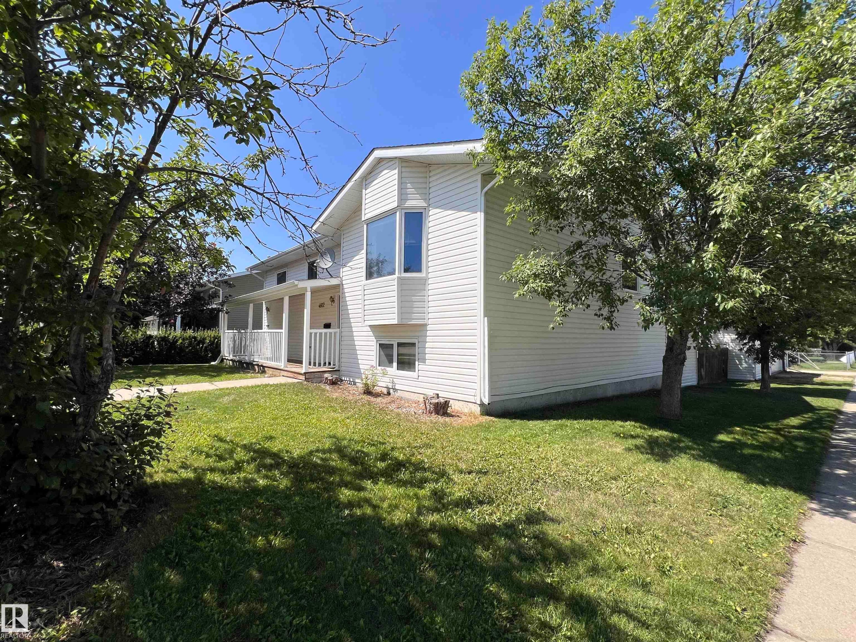 4602 52 Avenue, Bentley, AB - Outdoor