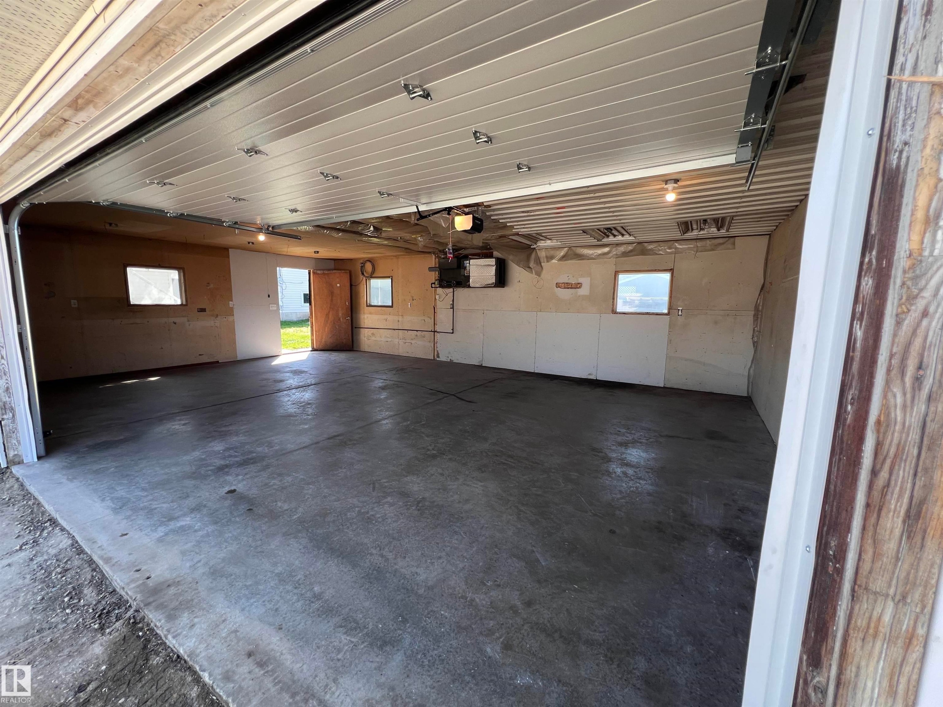 4602 52 Avenue, Bentley, AB - Photo Showing Garage
