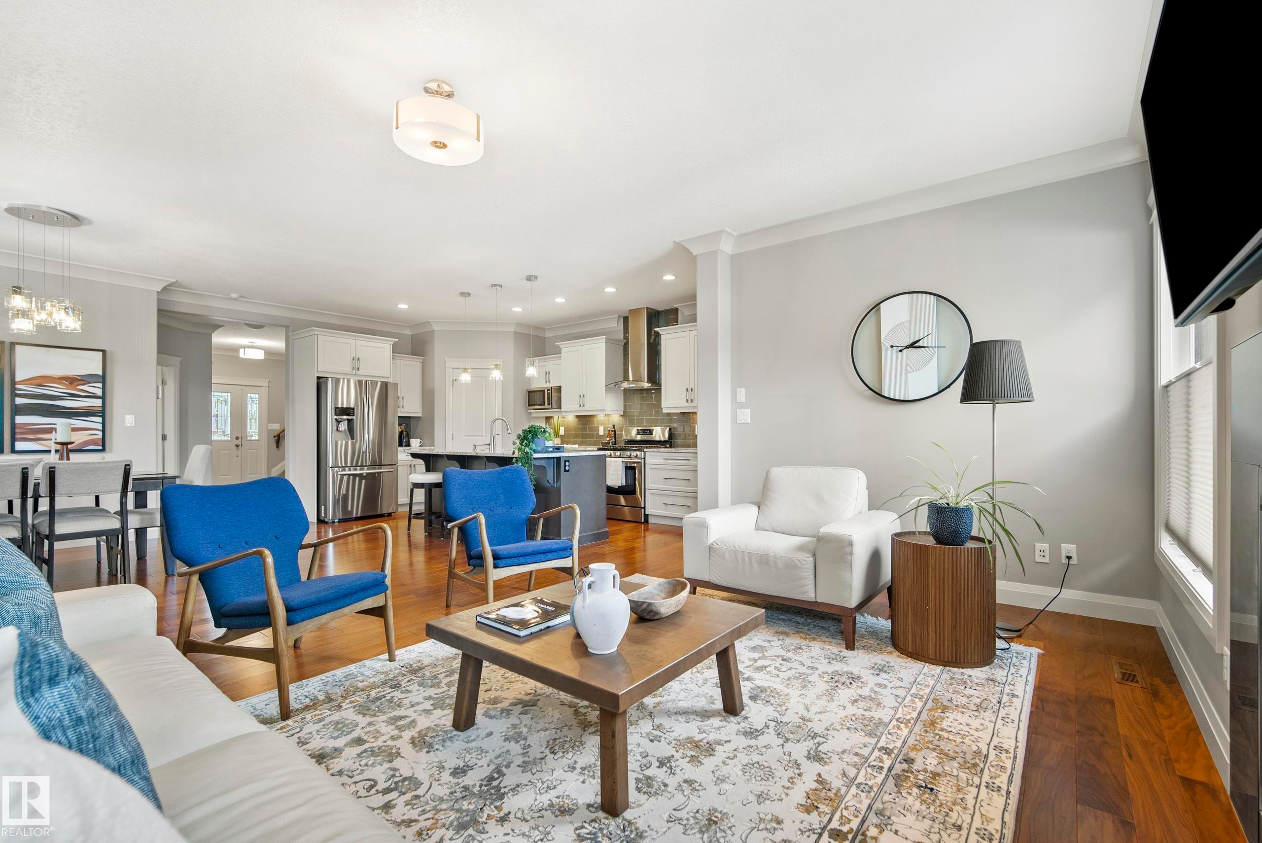 9844 75 Avenue Nw, Edmonton, AB - Indoor Photo Showing Living Room