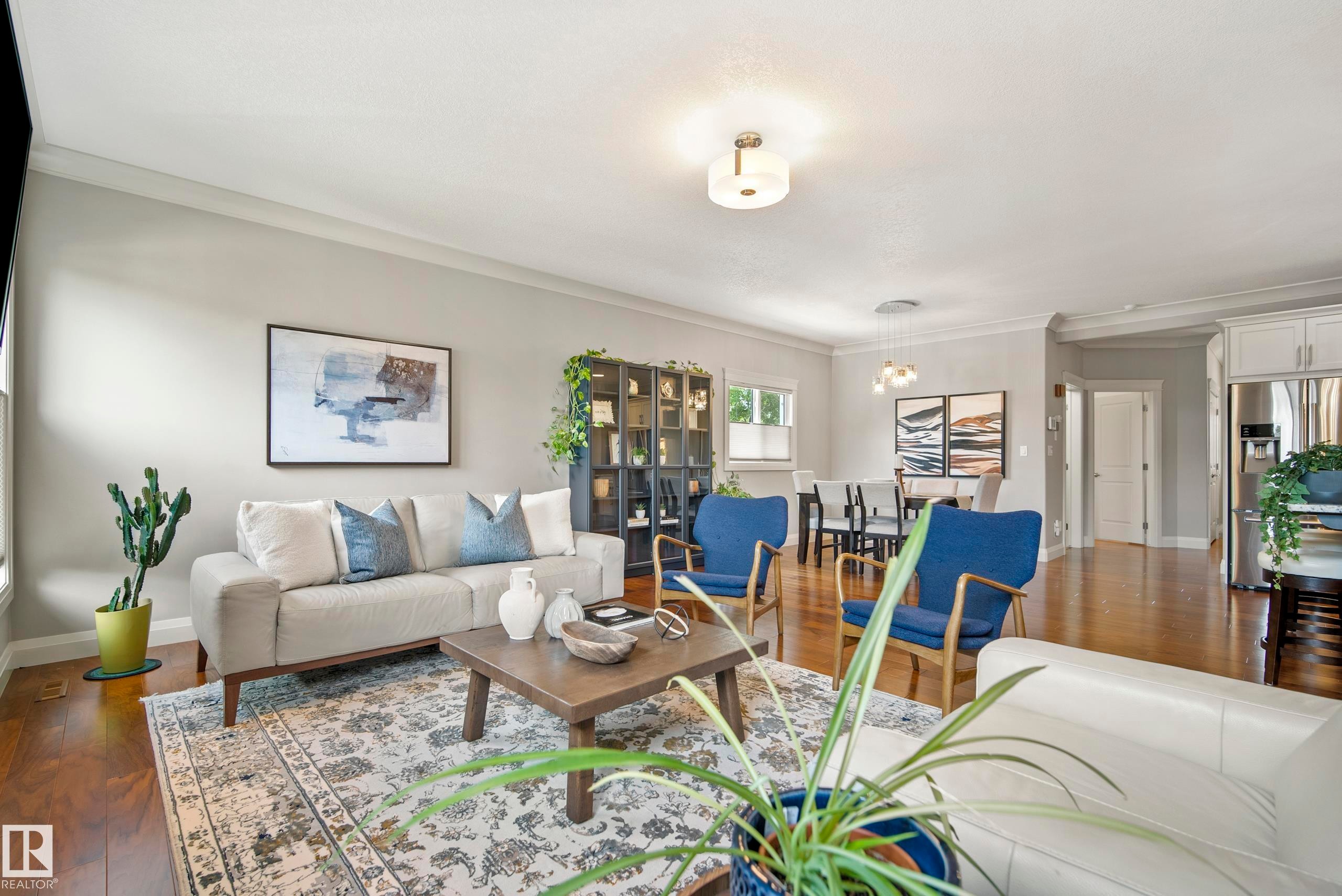 9844 75 Avenue Nw, Edmonton, AB - Indoor Photo Showing Living Room
