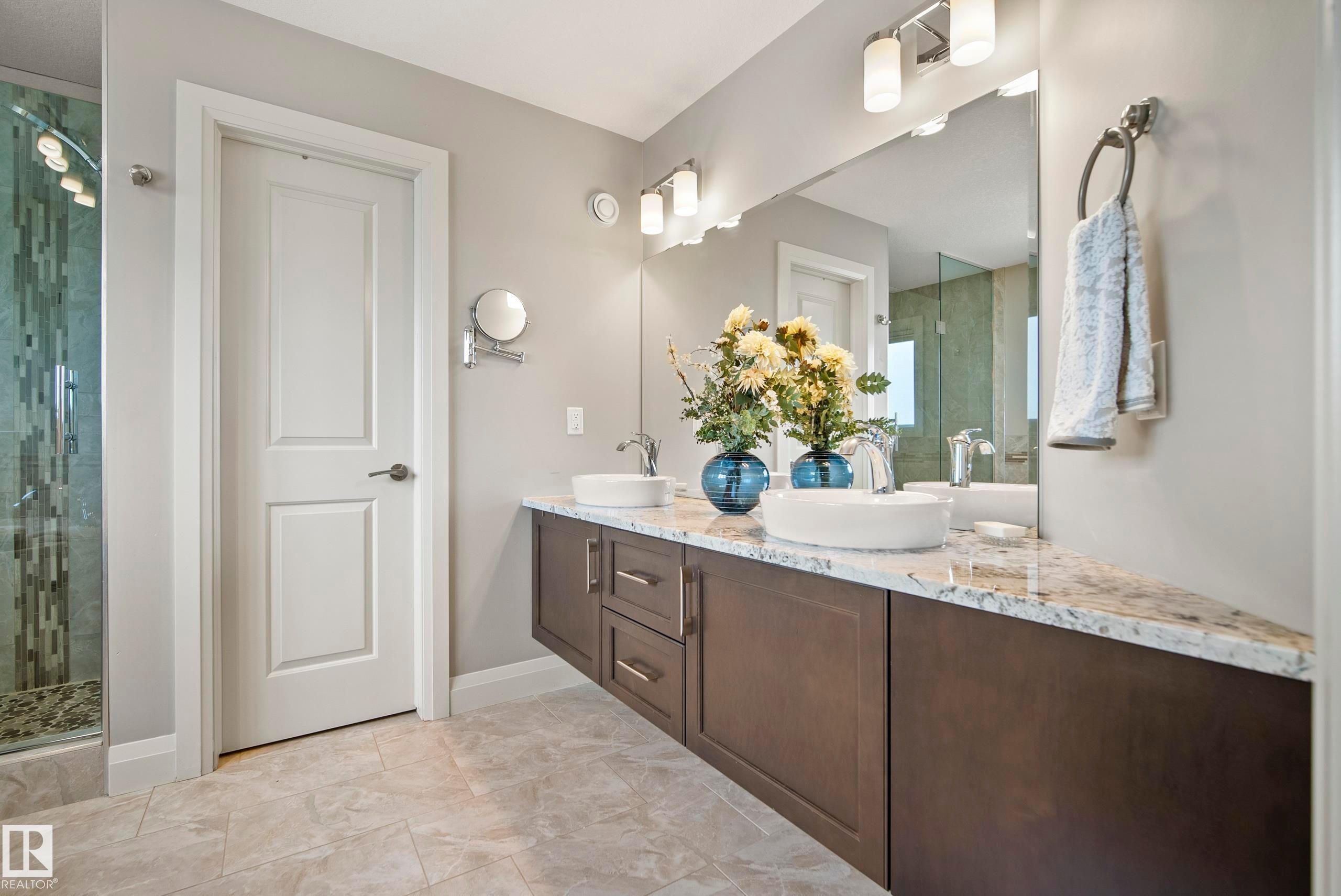 9844 75 Avenue Nw, Edmonton, AB - Indoor Photo Showing Bathroom