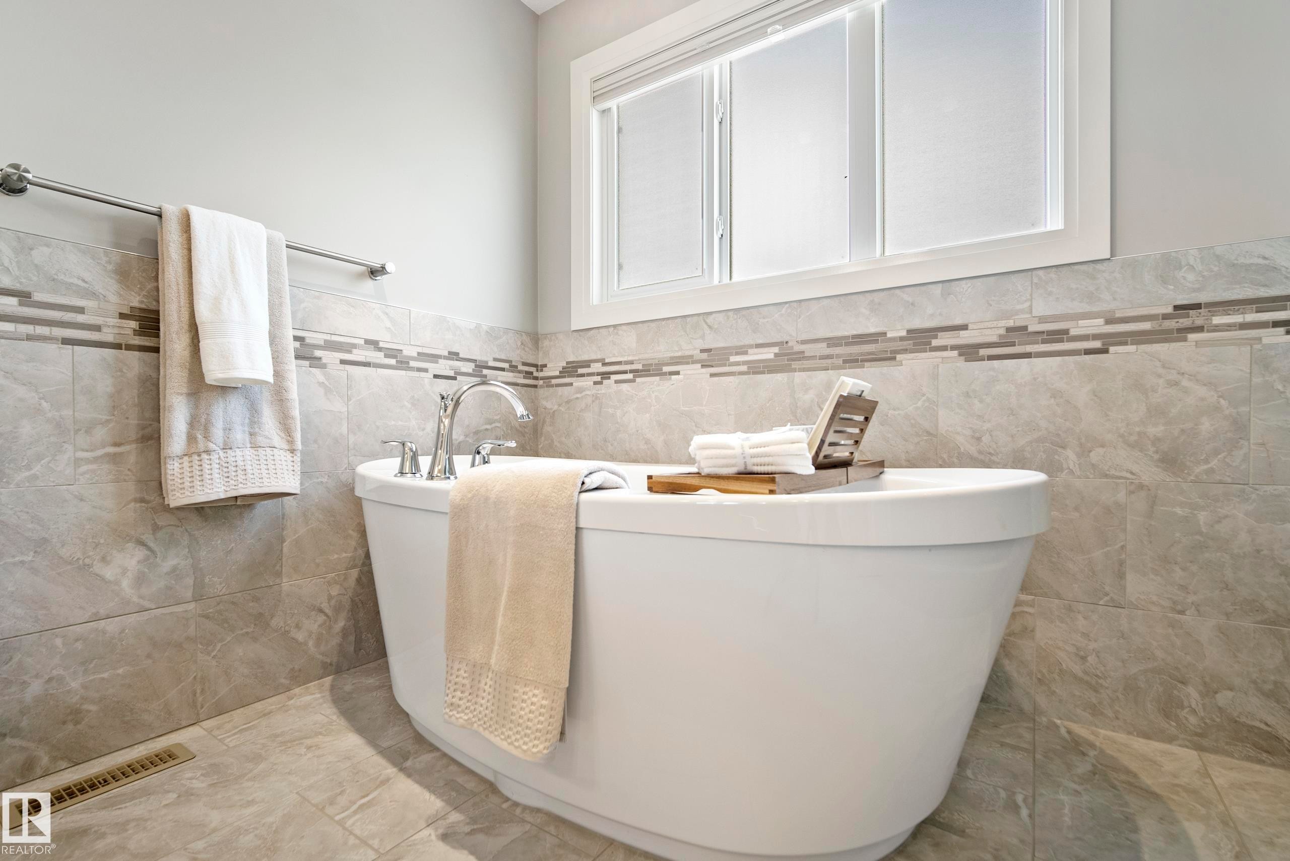 9844 75 Avenue Nw, Edmonton, AB - Indoor Photo Showing Bathroom