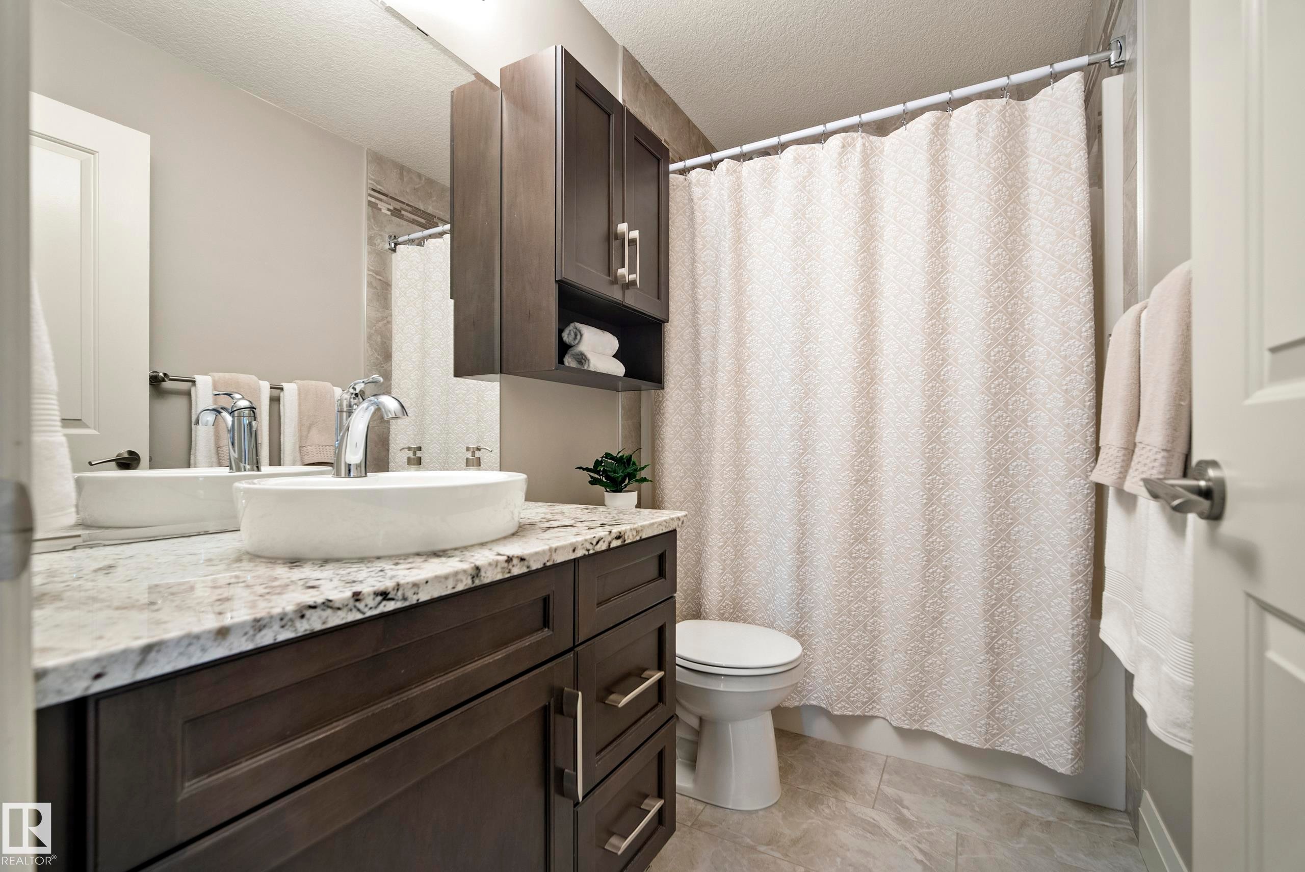 9844 75 Avenue Nw, Edmonton, AB - Indoor Photo Showing Bathroom