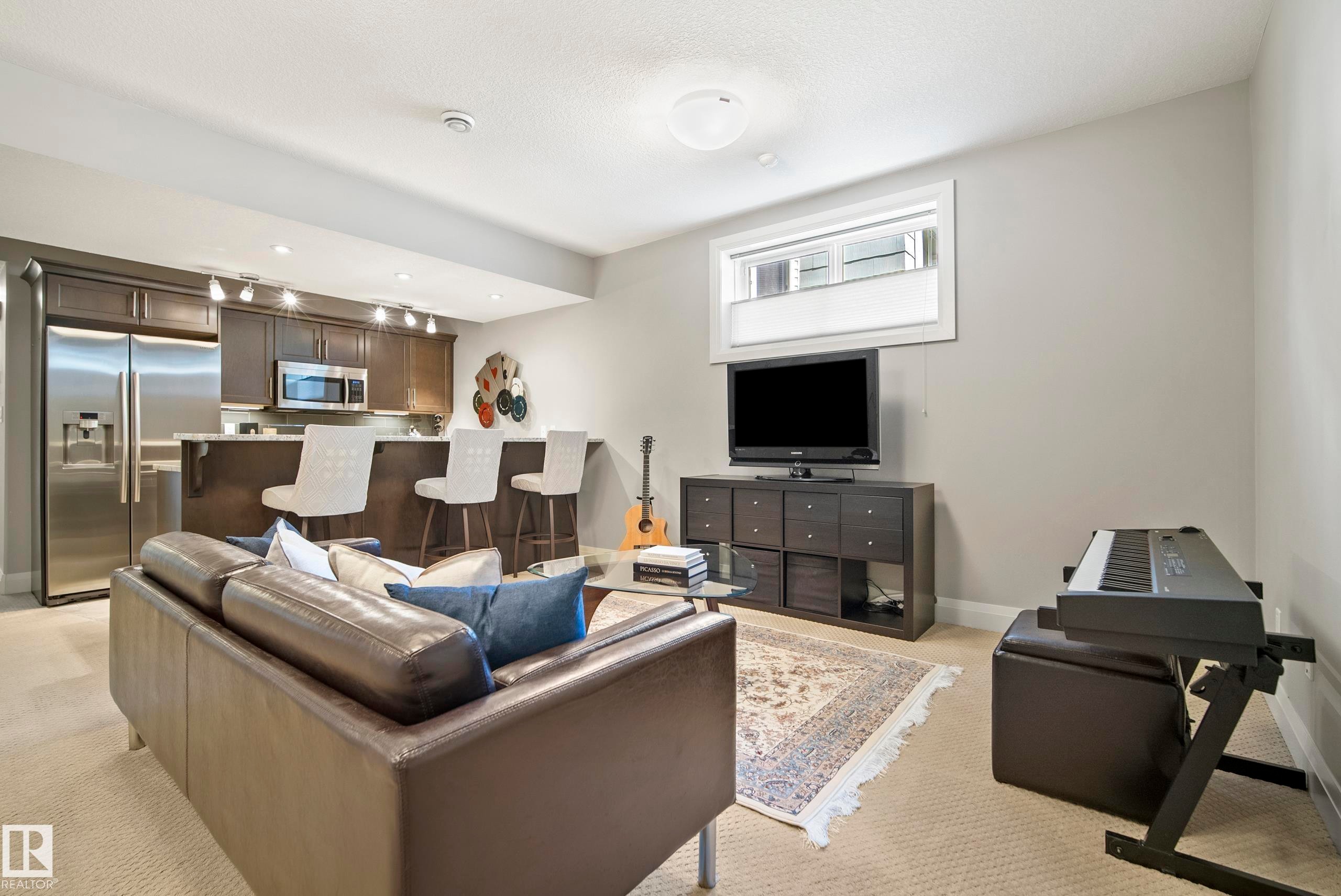 9844 75 Avenue Nw, Edmonton, AB - Indoor Photo Showing Living Room