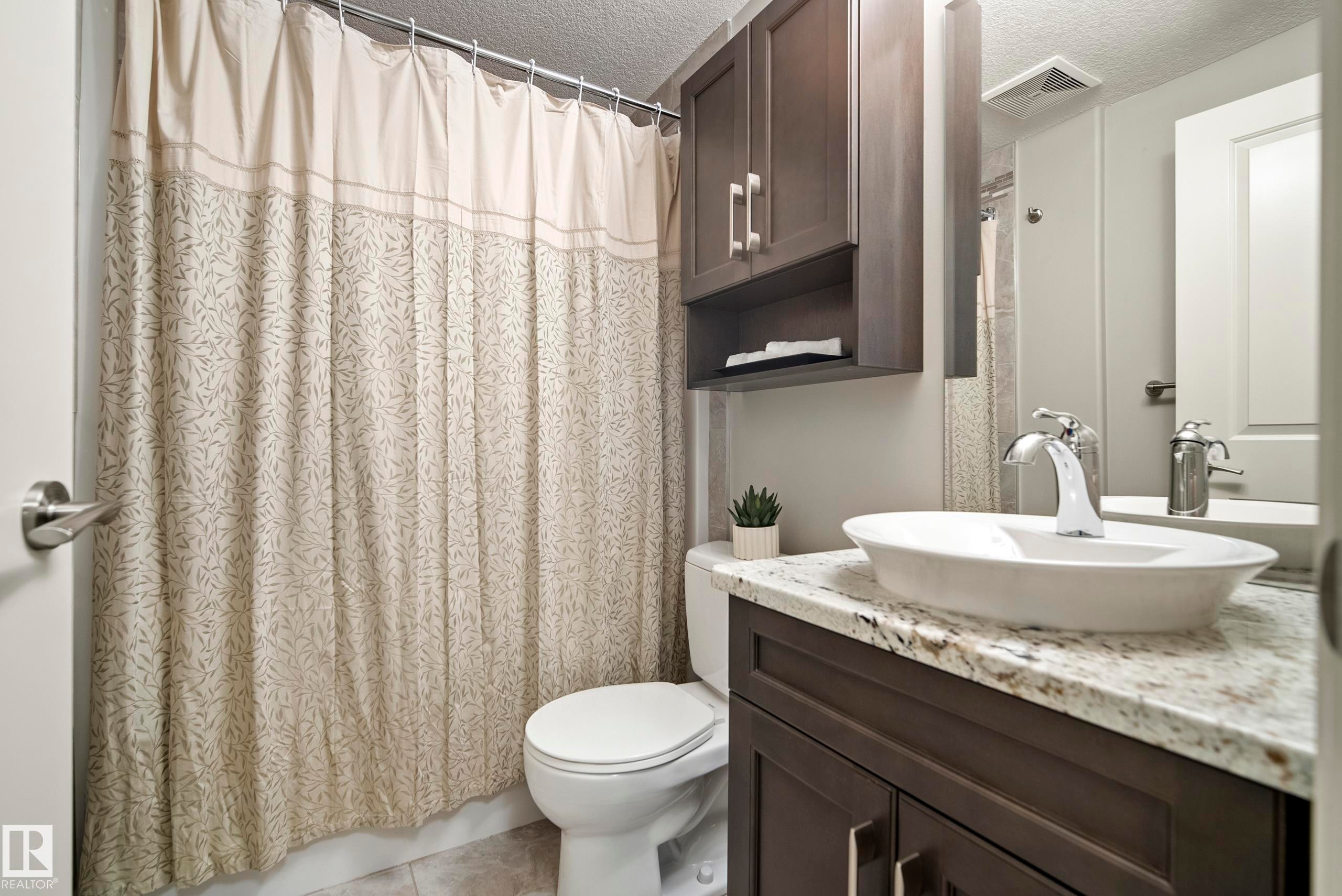 9844 75 Avenue Nw, Edmonton, AB - Indoor Photo Showing Bathroom
