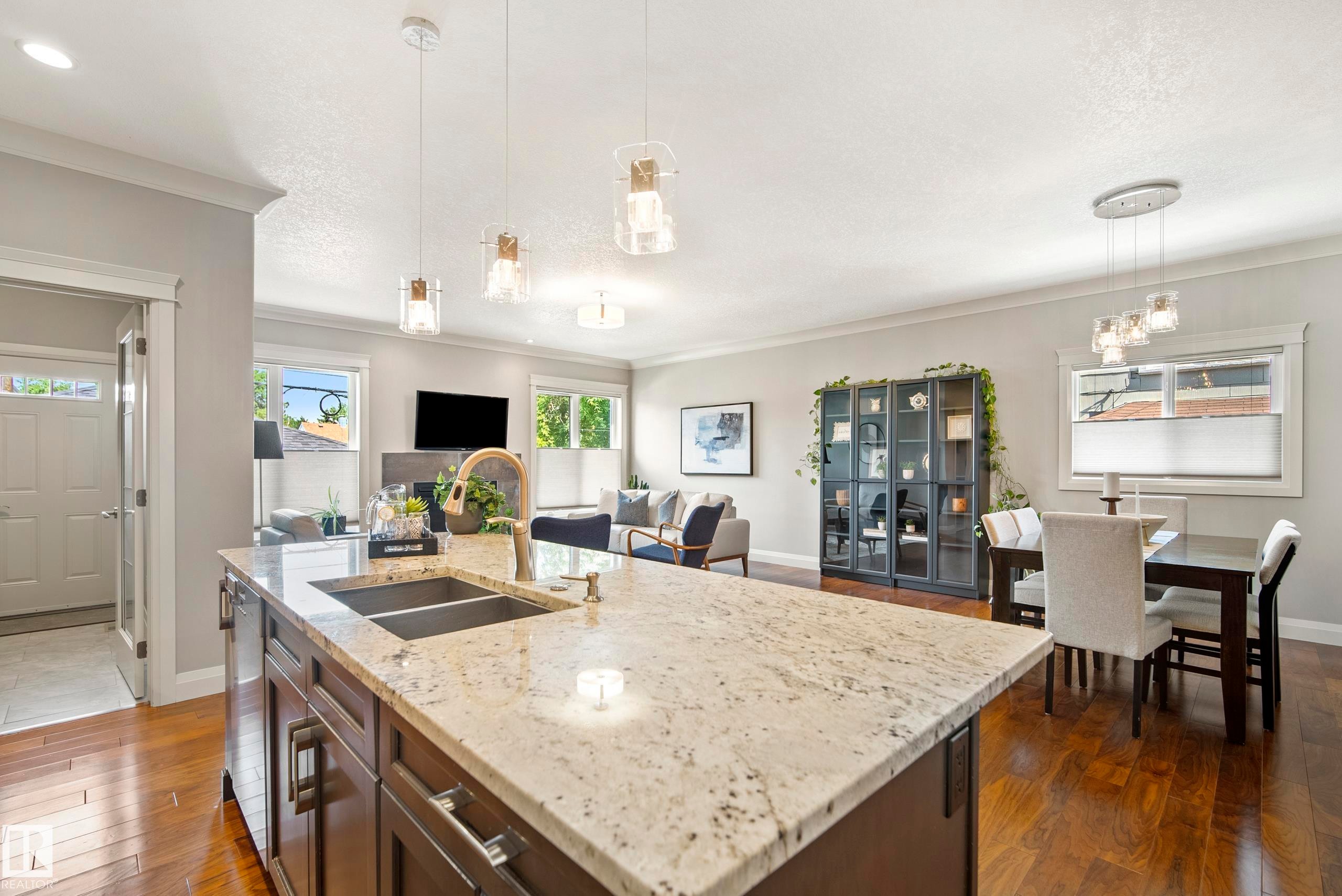9844 75 Avenue Nw, Edmonton, AB - Indoor