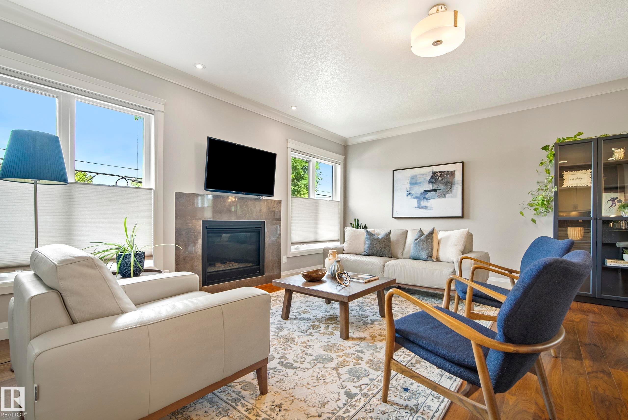 9844 75 Avenue Nw, Edmonton, AB - Indoor Photo Showing Living Room With Fireplace