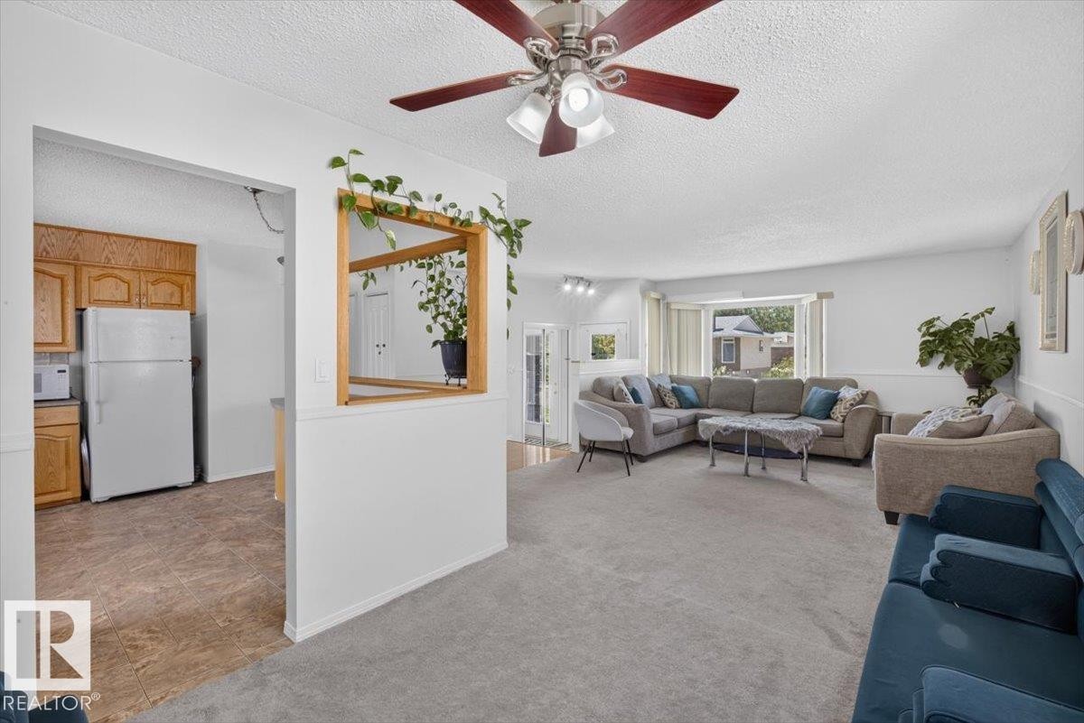 14735 123 Street Nw, Edmonton, AB - Indoor Photo Showing Living Room