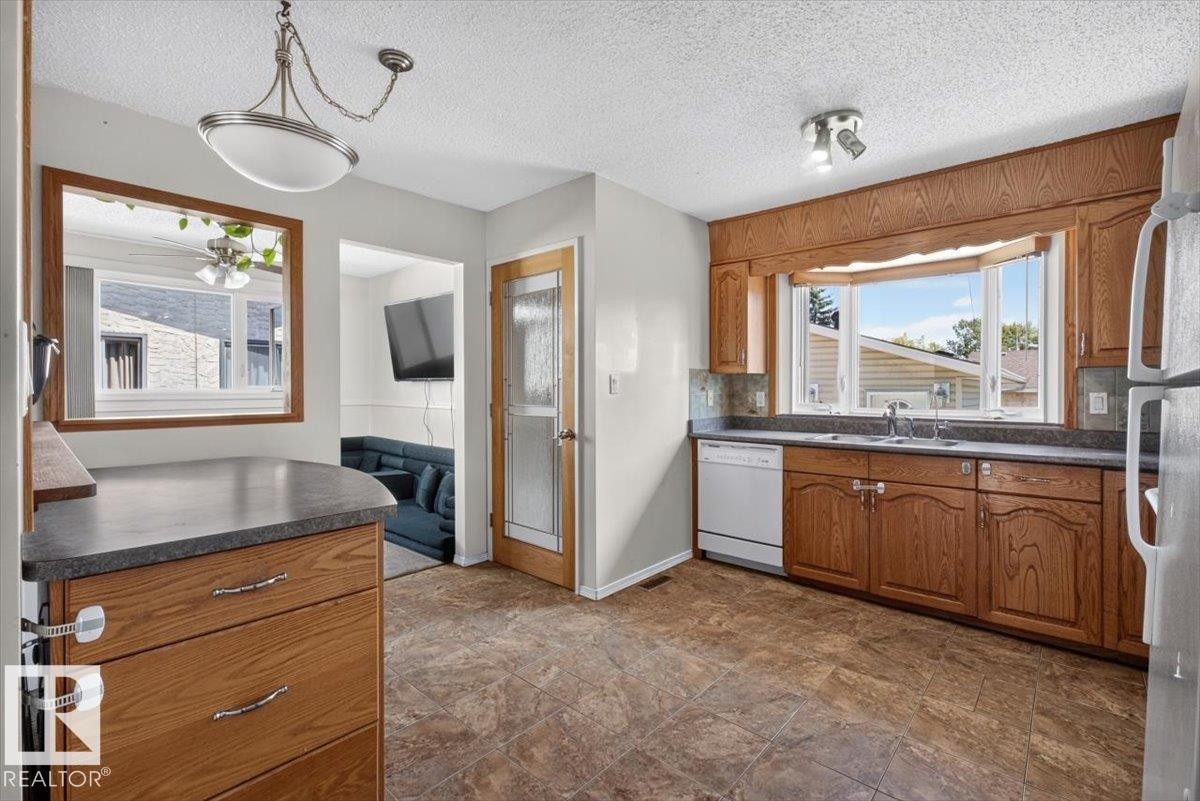 14735 123 Street Nw, Edmonton, AB - Indoor Photo Showing Kitchen