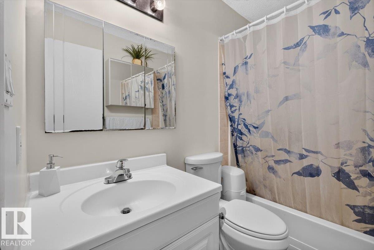 14735 123 Street Nw, Edmonton, AB - Indoor Photo Showing Bathroom