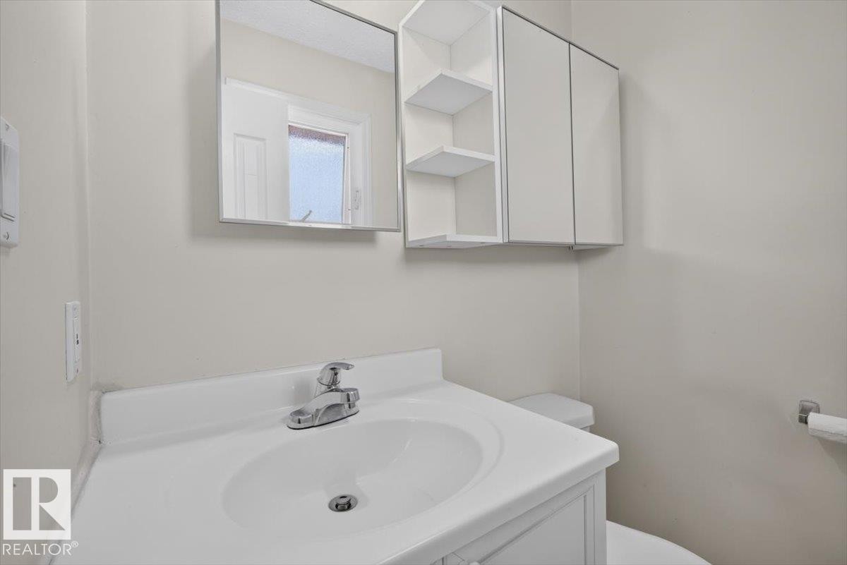 14735 123 Street Nw, Edmonton, AB - Indoor Photo Showing Bathroom