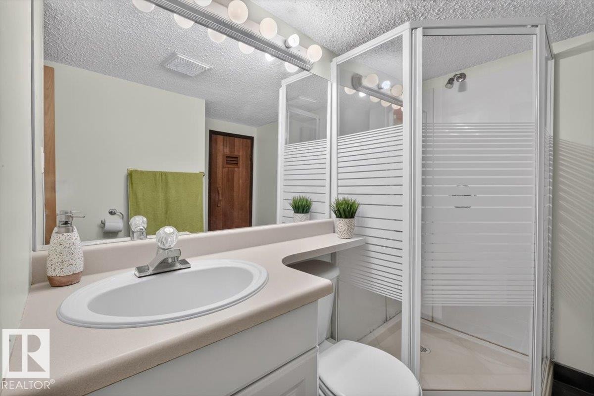 14735 123 Street Nw, Edmonton, AB - Indoor Photo Showing Bathroom