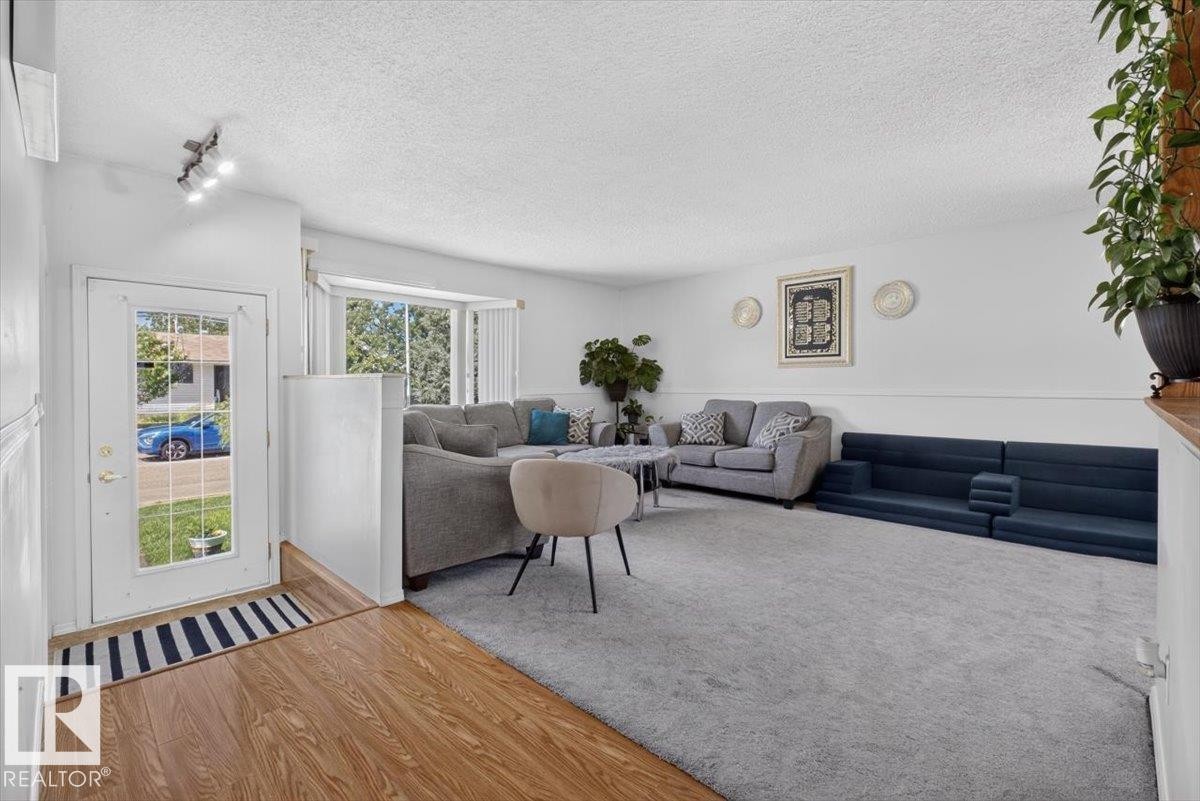 14735 123 Street Nw, Edmonton, AB - Indoor Photo Showing Living Room