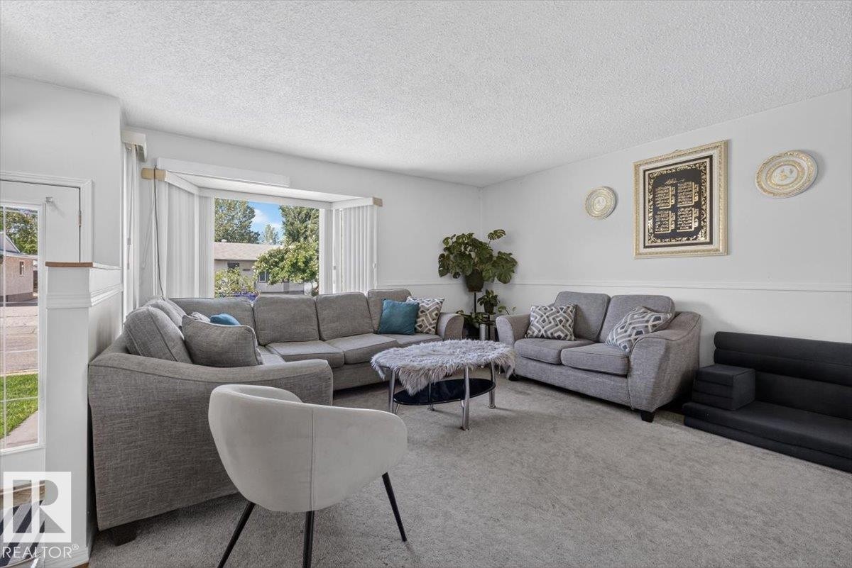 14735 123 Street Nw, Edmonton, AB - Indoor Photo Showing Living Room