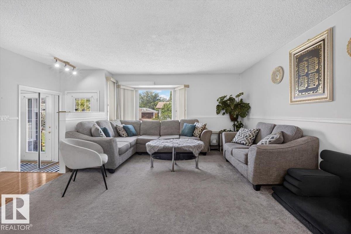 14735 123 Street Nw, Edmonton, AB - Indoor Photo Showing Living Room