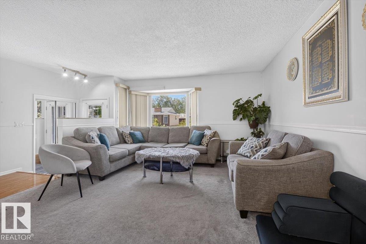 14735 123 Street Nw, Edmonton, AB - Indoor Photo Showing Living Room
