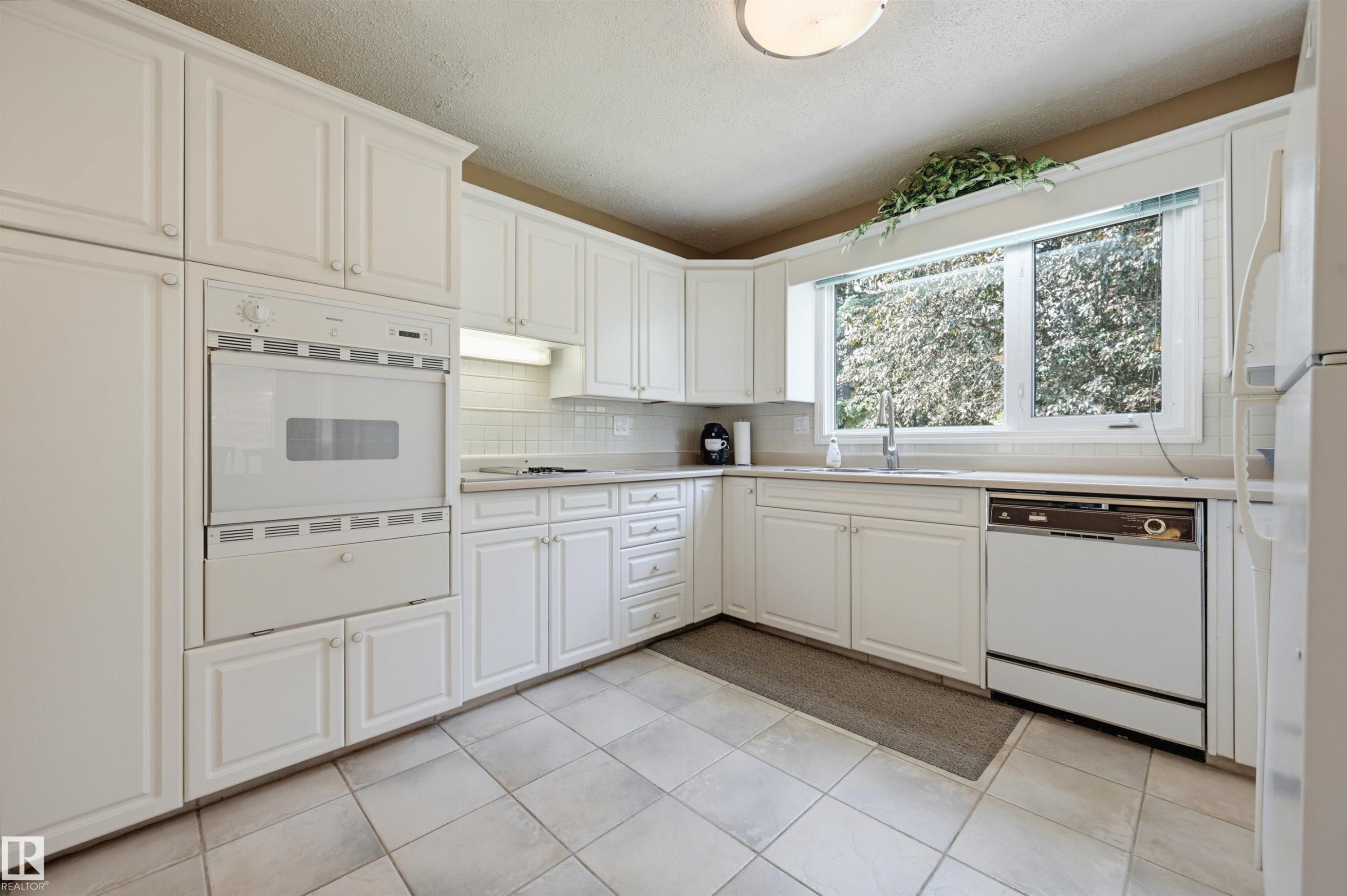 8724 187 Street Nw, Edmonton, AB - Indoor Photo Showing Kitchen
