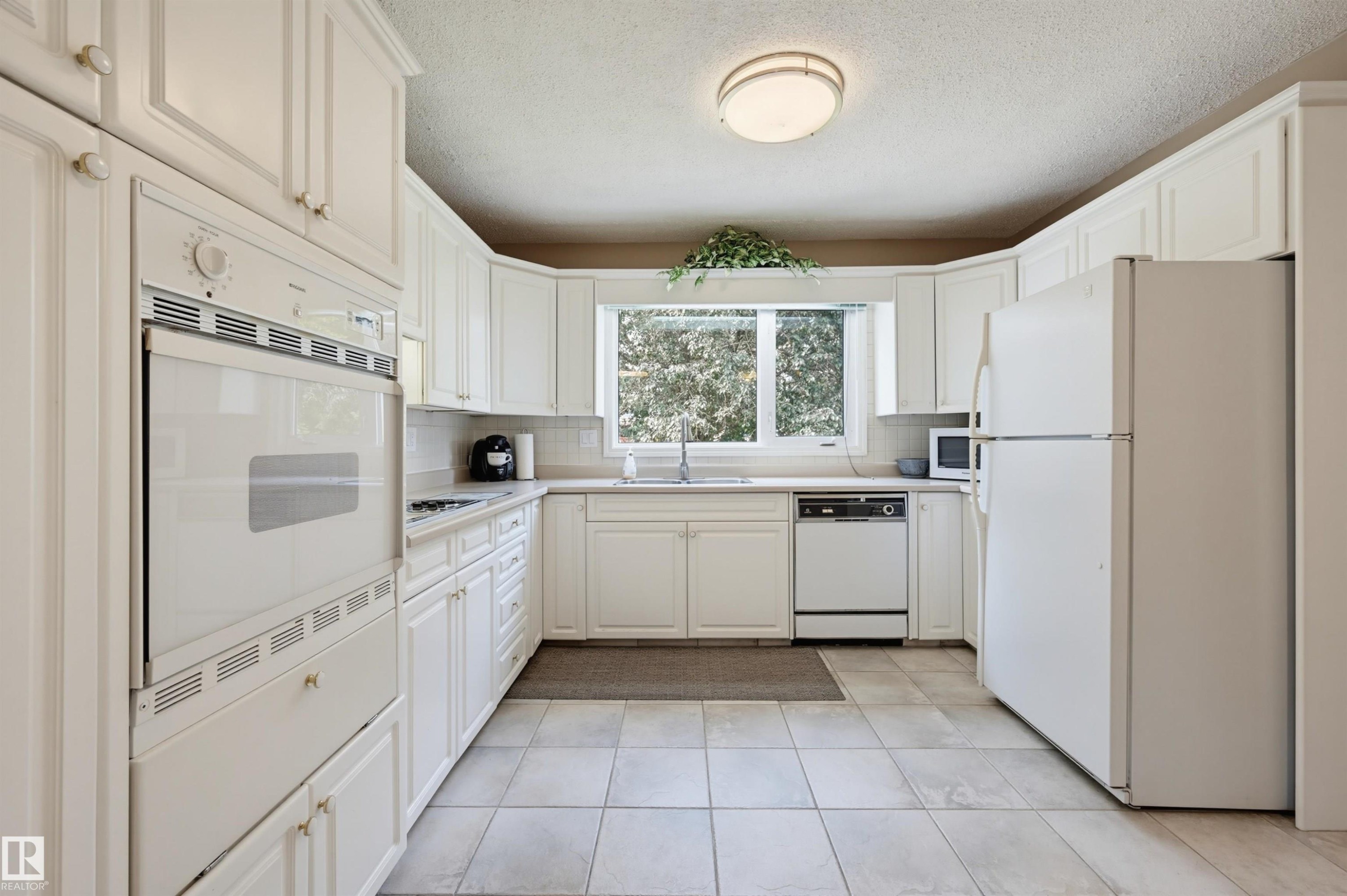 8724 187 Street Nw, Edmonton, AB - Indoor Photo Showing Kitchen