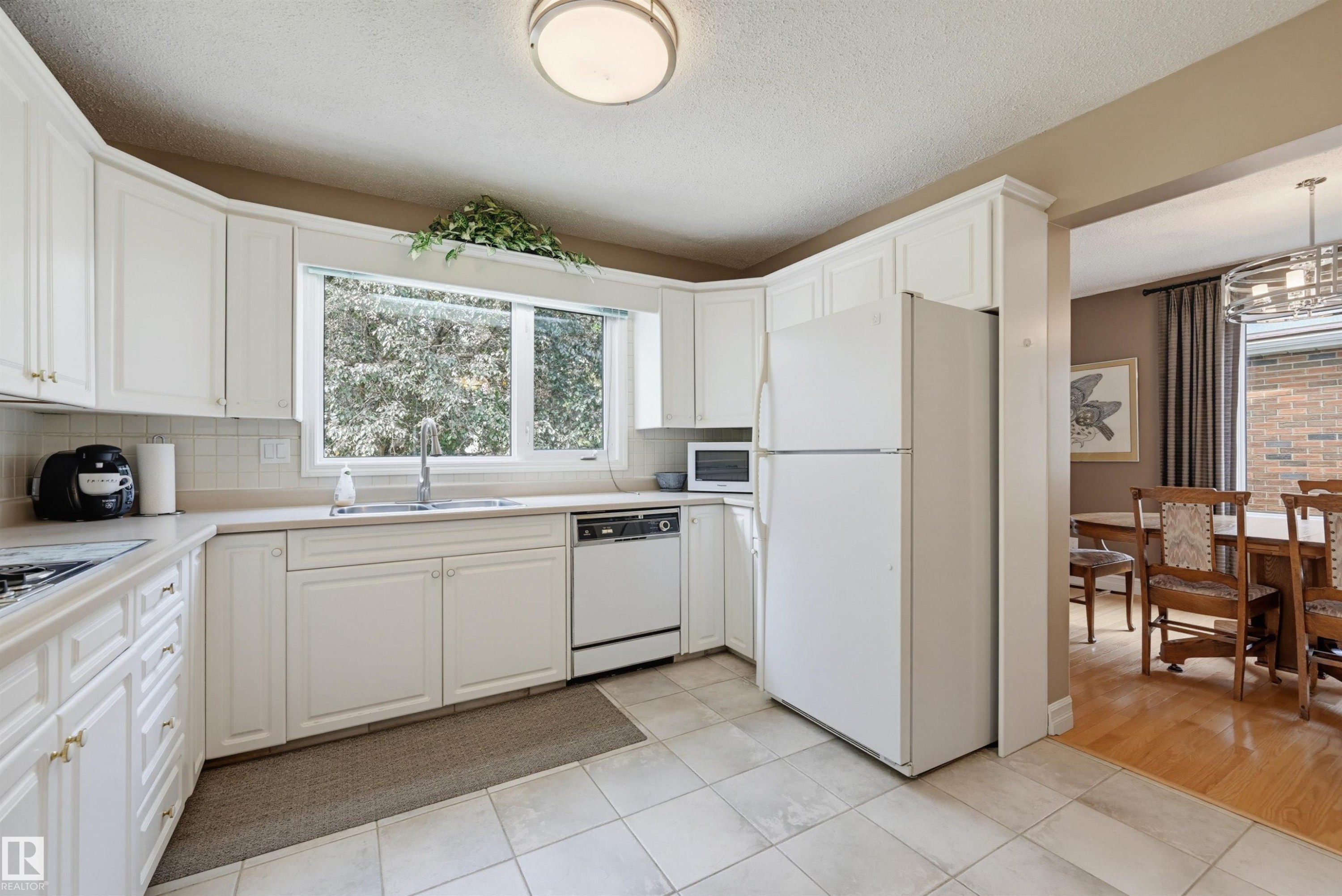 8724 187 Street Nw, Edmonton, AB - Indoor Photo Showing Kitchen