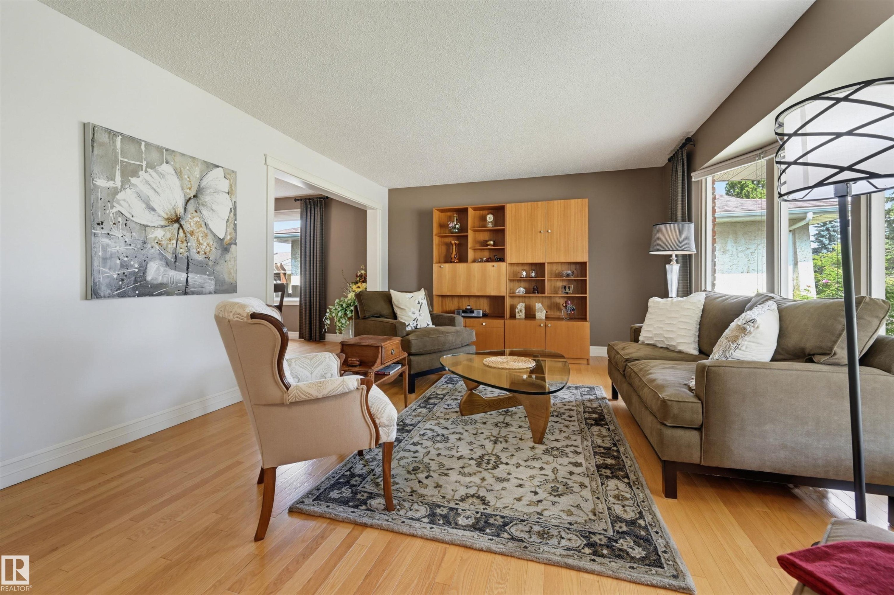 8724 187 Street Nw, Edmonton, AB - Indoor Photo Showing Living Room