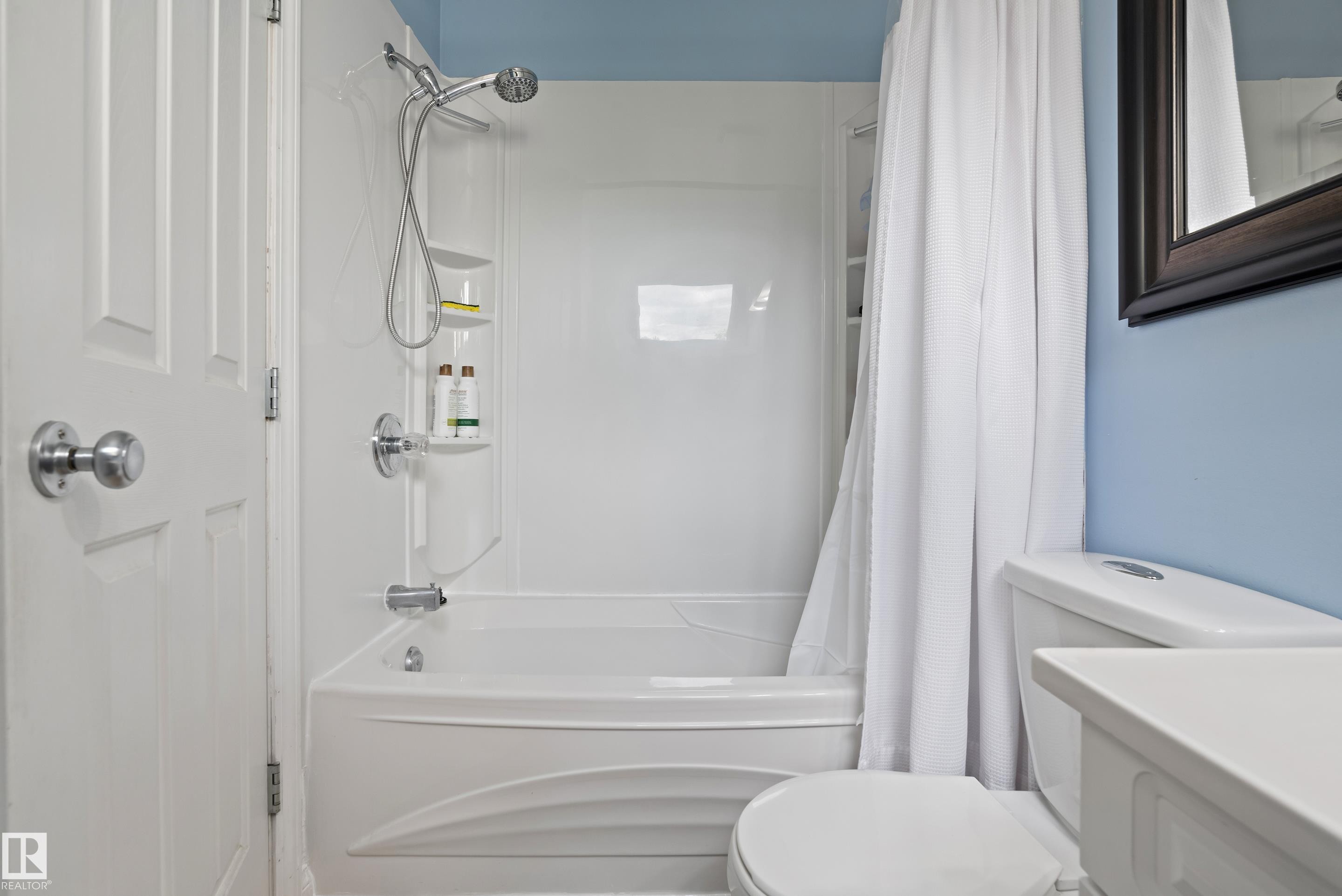 6163 38 Avenue Nw, Edmonton, AB - Indoor Photo Showing Bathroom