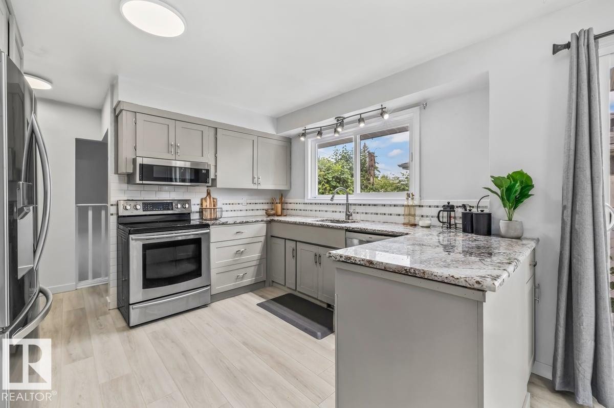 9304 128A Avenue Nw, Edmonton, AB - Indoor Photo Showing Kitchen With Stainless Steel Kitchen With Upgraded Kitchen