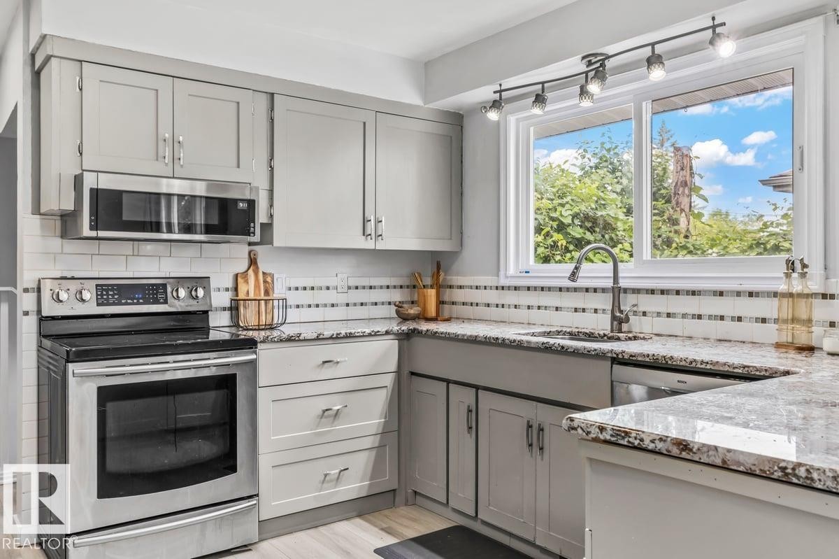 9304 128A Avenue Nw, Edmonton, AB - Indoor Photo Showing Kitchen With Upgraded Kitchen