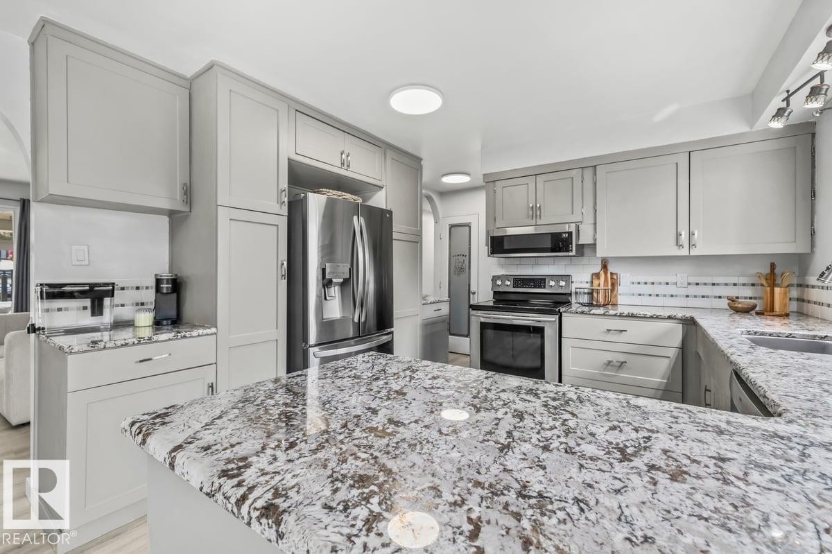 9304 128A Avenue Nw, Edmonton, AB - Indoor Photo Showing Kitchen With Stainless Steel Kitchen