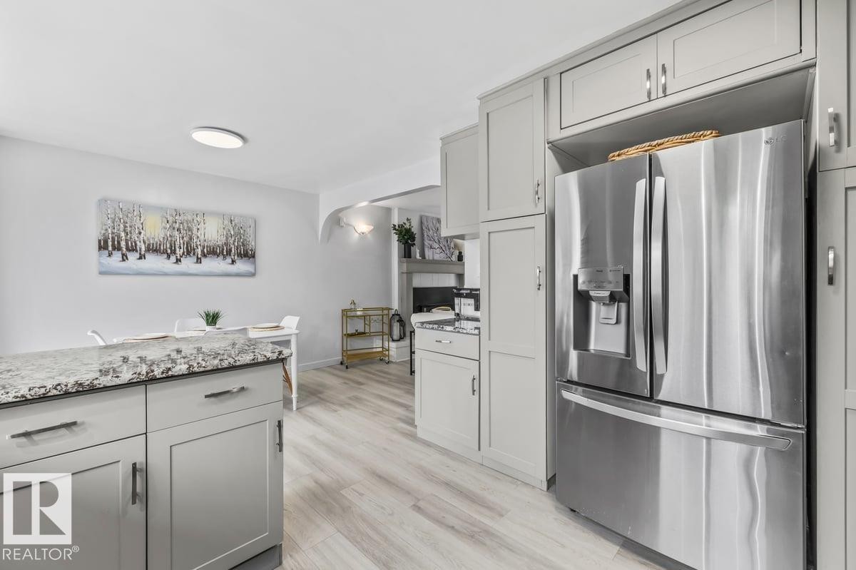 9304 128A Avenue Nw, Edmonton, AB - Indoor Photo Showing Kitchen