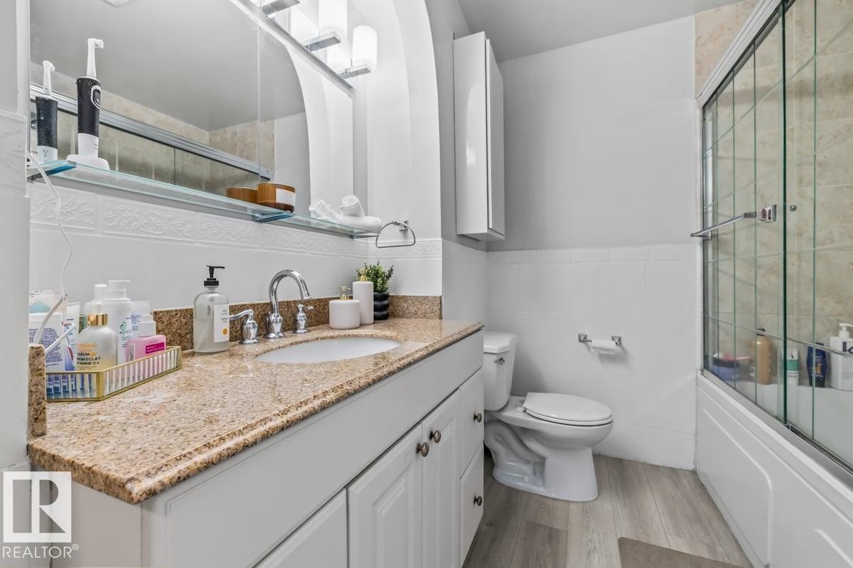 9304 128A Avenue Nw, Edmonton, AB - Indoor Photo Showing Bathroom