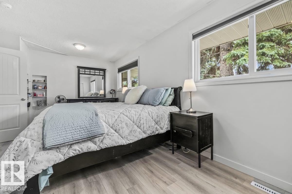 9304 128A Avenue Nw, Edmonton, AB - Indoor Photo Showing Bedroom