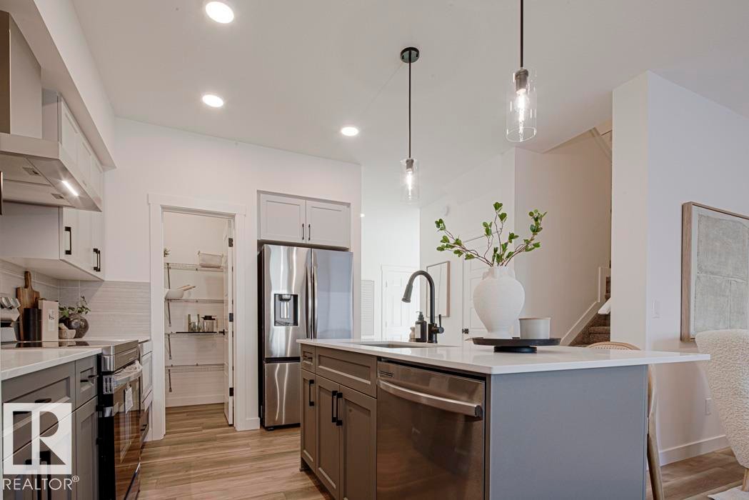 927 17 Avenue Nw, Edmonton, AB - Indoor Photo Showing Kitchen With Upgraded Kitchen