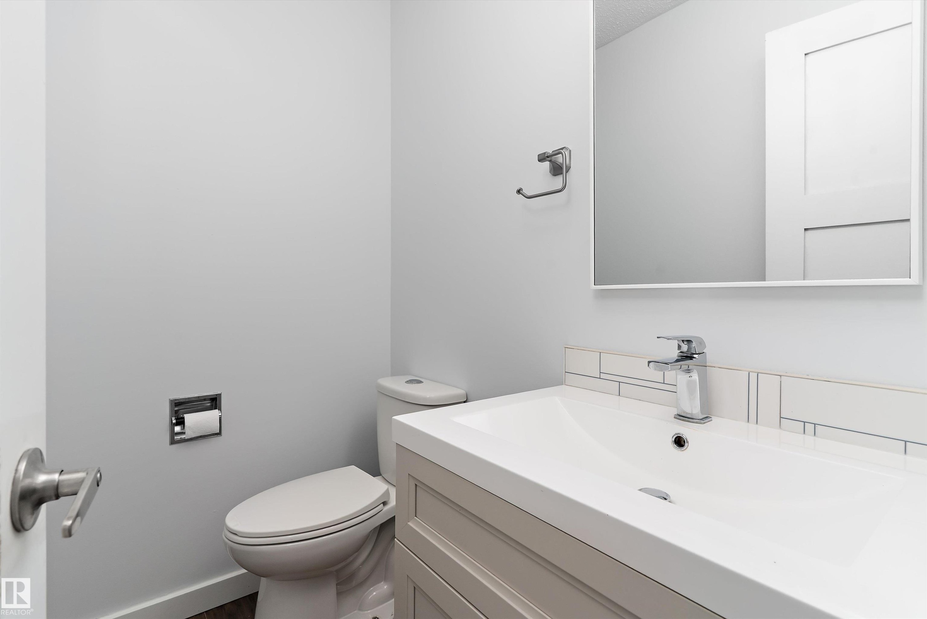 5 Mcleod Place Nw, Edmonton, AB - Indoor Photo Showing Bathroom
