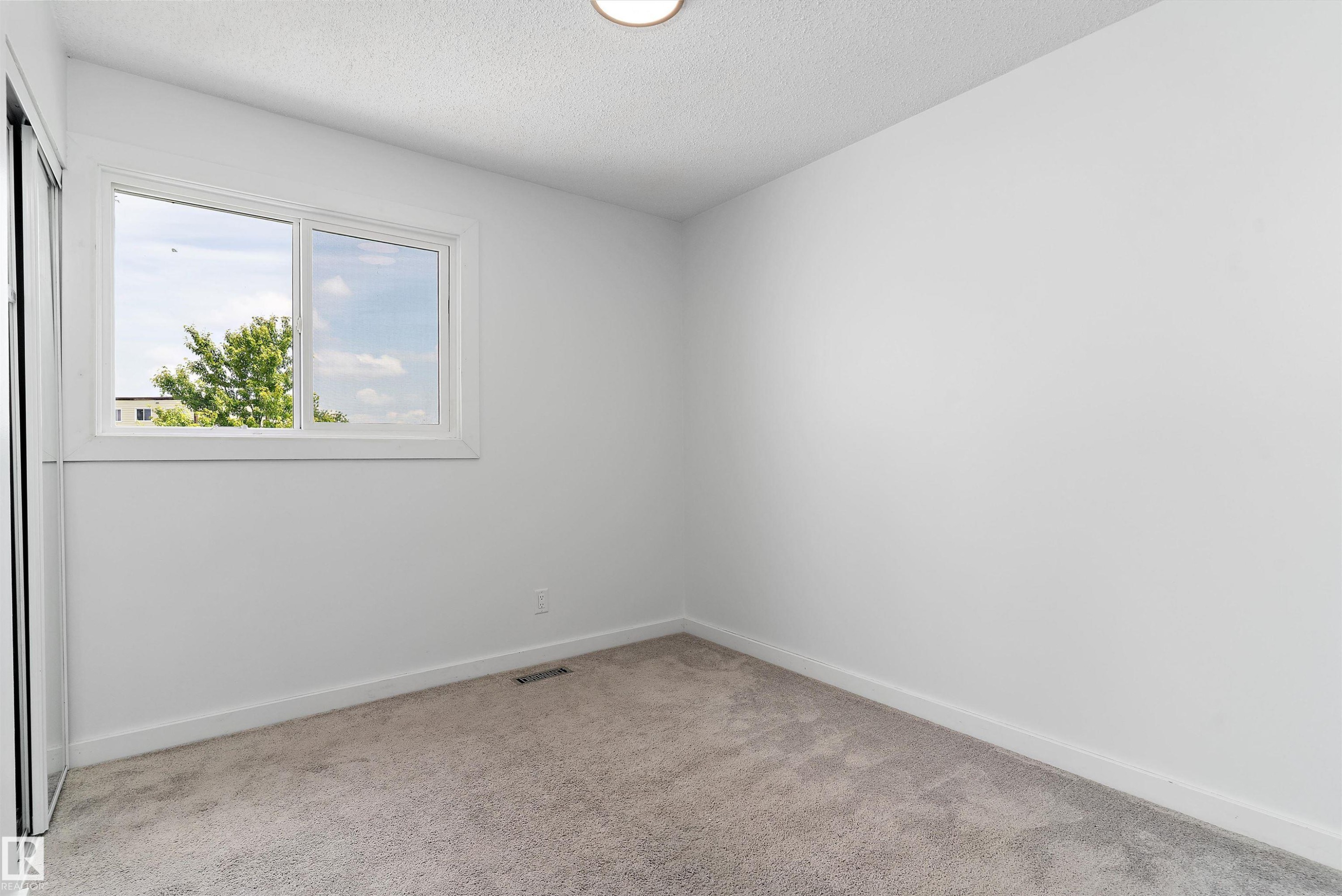 5 Mcleod Place Nw, Edmonton, AB - Indoor Photo Showing Other Room