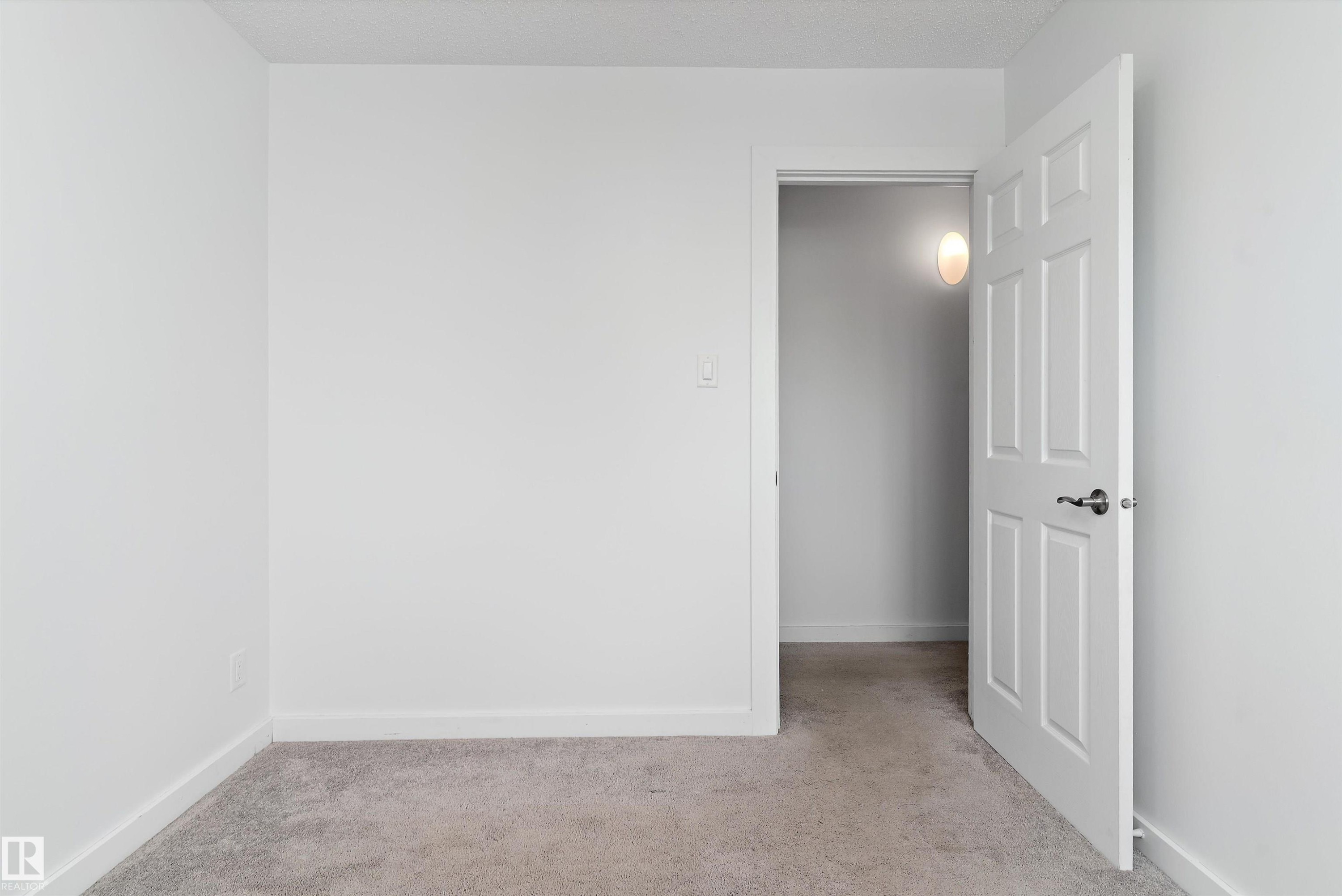 5 Mcleod Place Nw, Edmonton, AB - Indoor Photo Showing Other Room