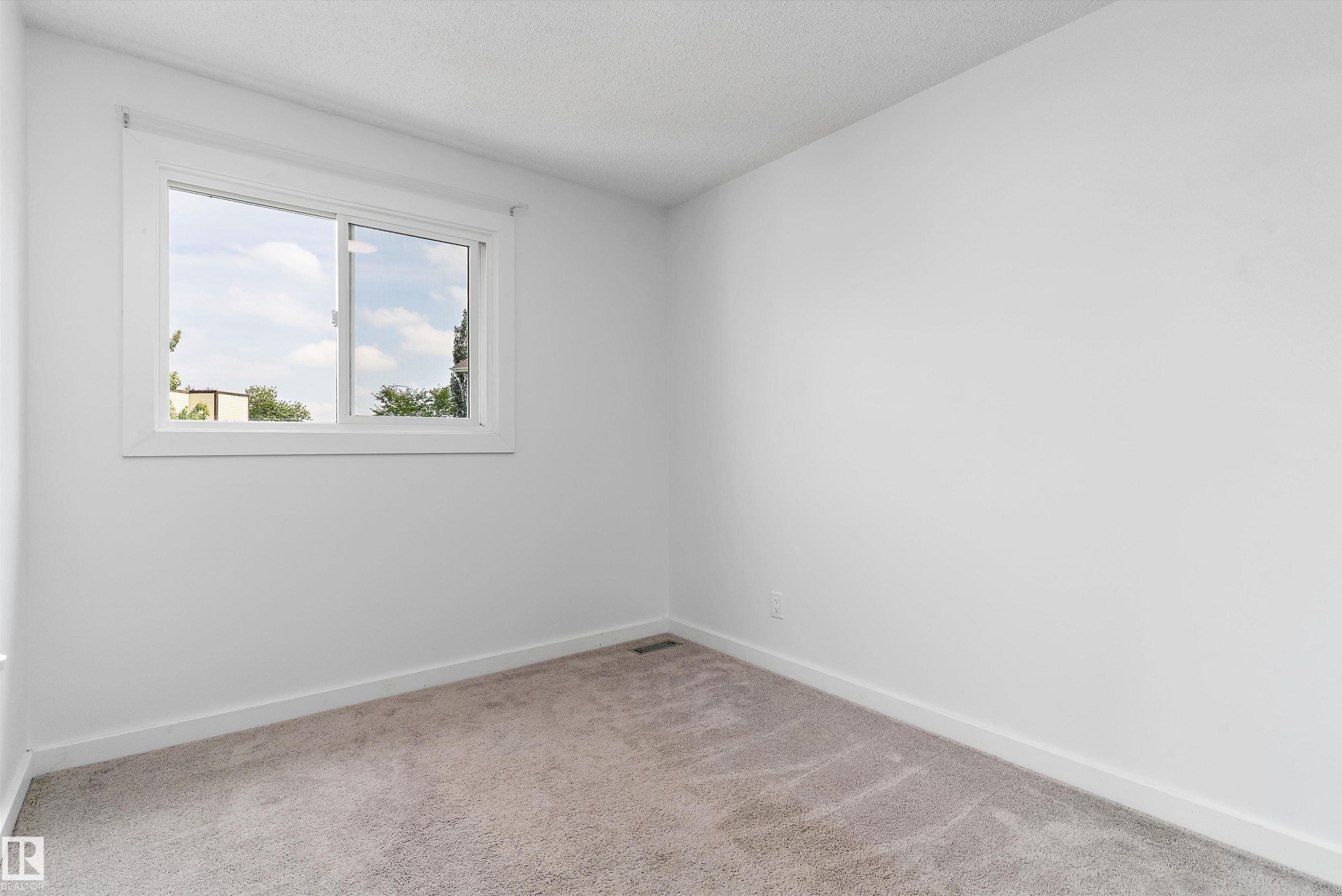 5 Mcleod Place Nw, Edmonton, AB - Indoor Photo Showing Other Room
