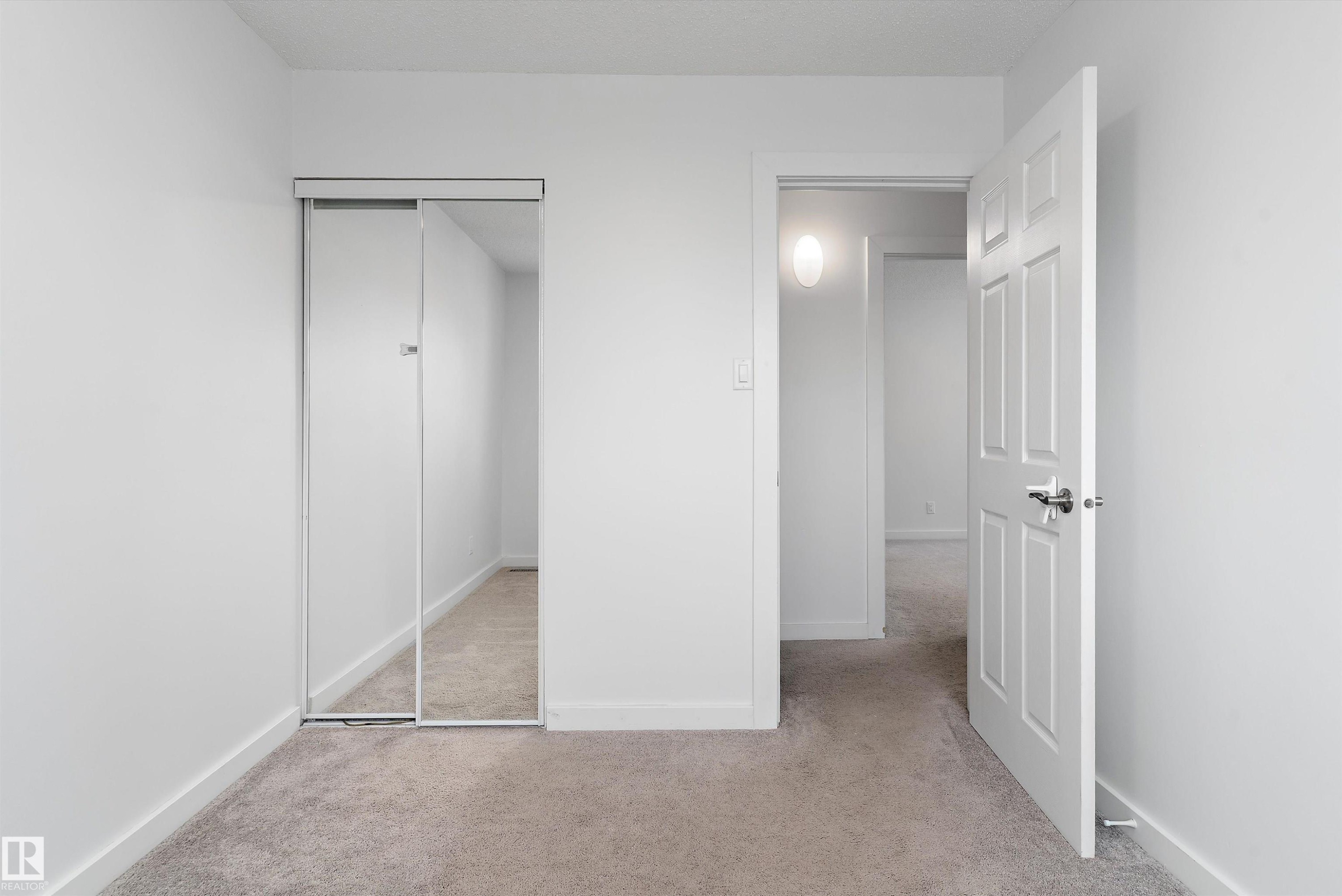 5 Mcleod Place Nw, Edmonton, AB - Indoor Photo Showing Other Room