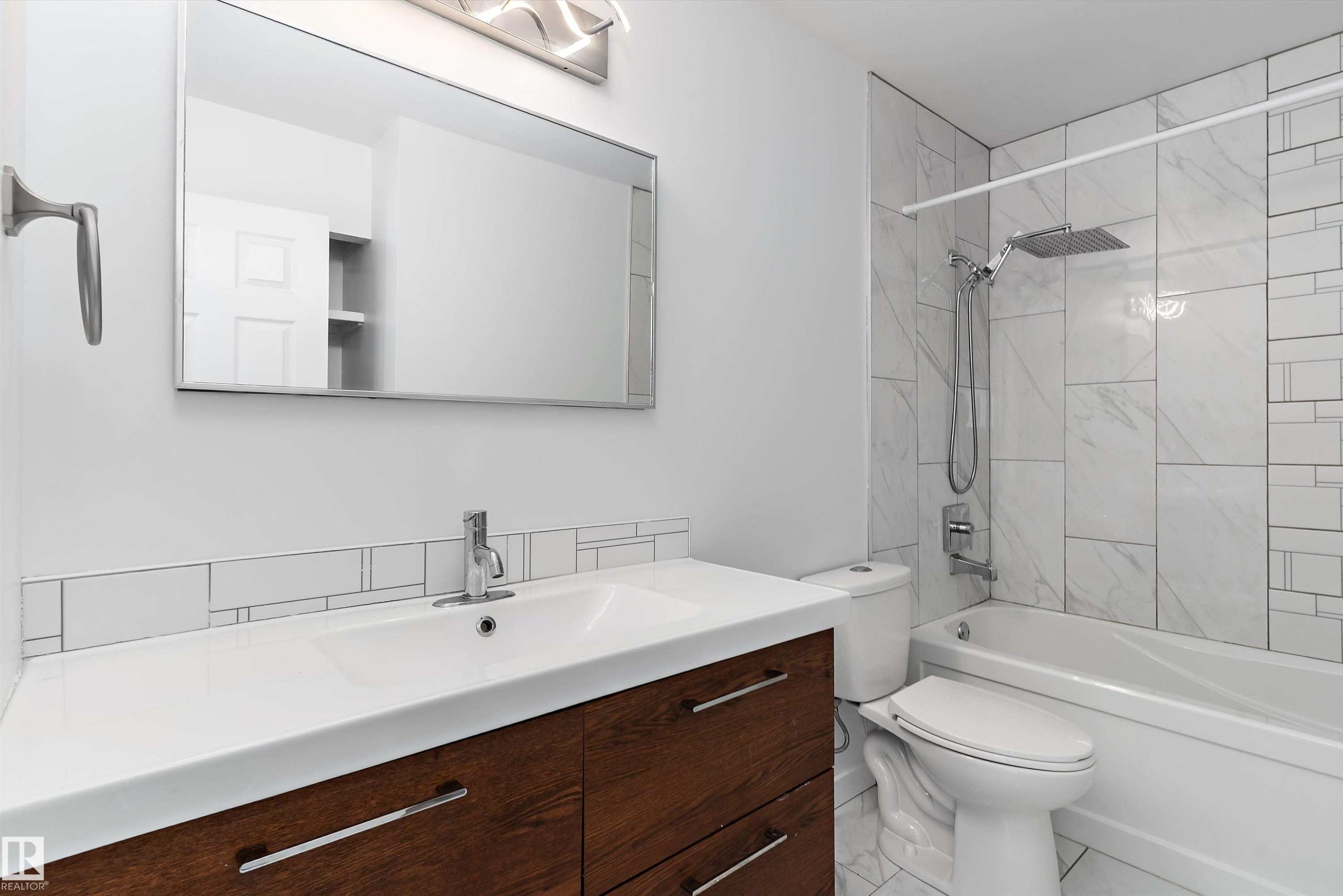5 Mcleod Place Nw, Edmonton, AB - Indoor Photo Showing Bathroom