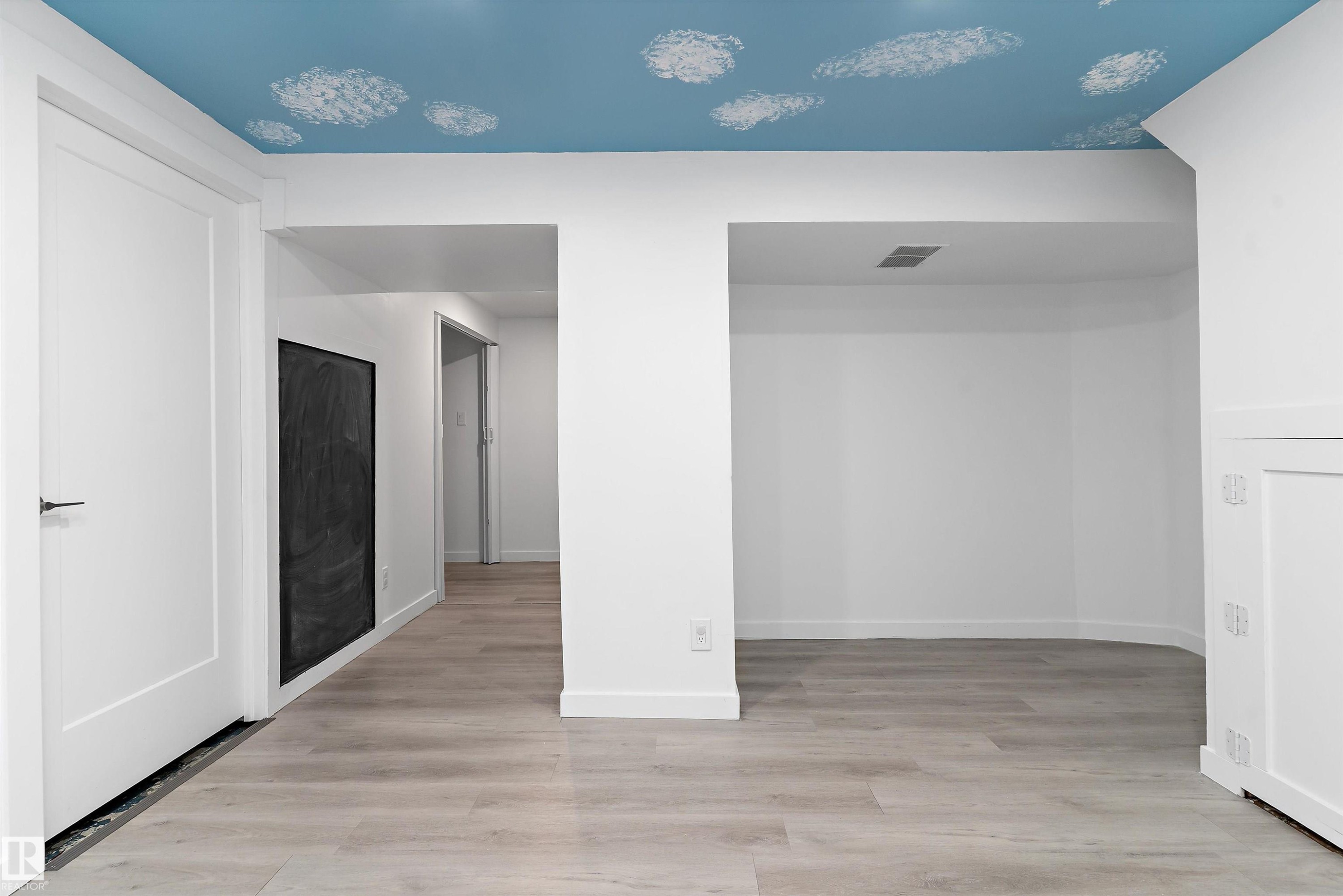 5 Mcleod Place Nw, Edmonton, AB - Indoor Photo Showing Other Room