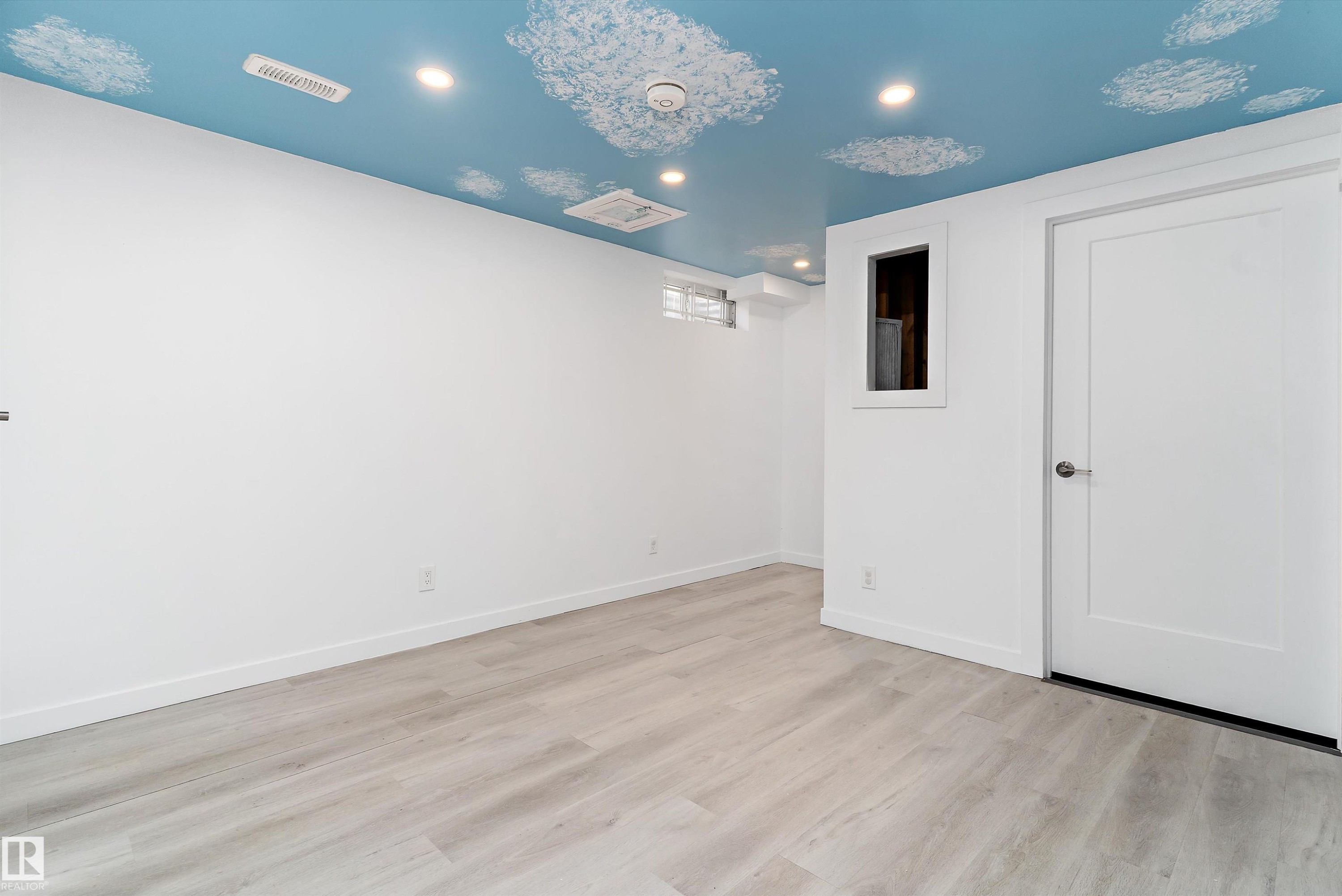 5 Mcleod Place Nw, Edmonton, AB - Indoor Photo Showing Other Room