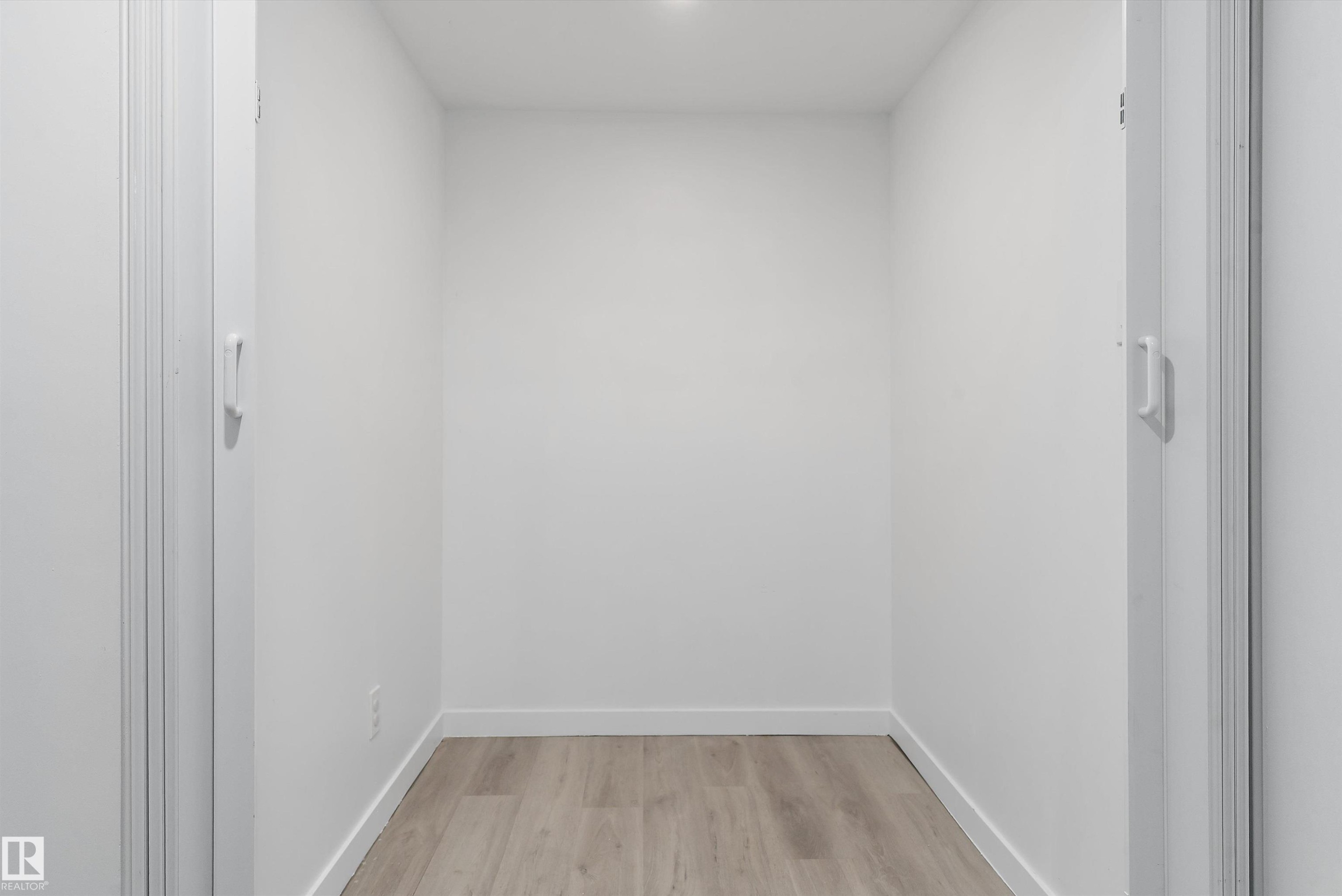 5 Mcleod Place Nw, Edmonton, AB - Indoor Photo Showing Other Room