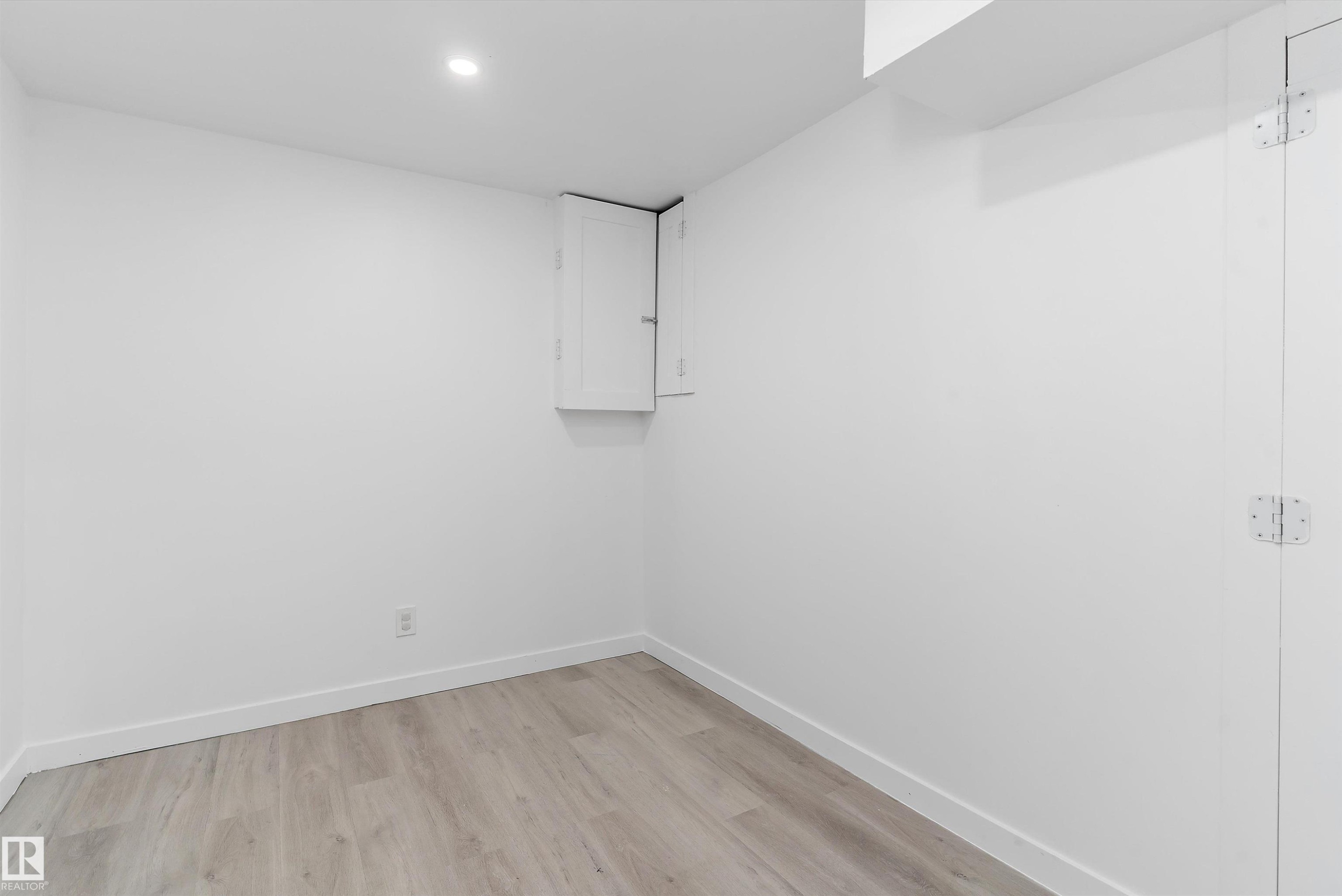 5 Mcleod Place Nw, Edmonton, AB - Indoor Photo Showing Other Room