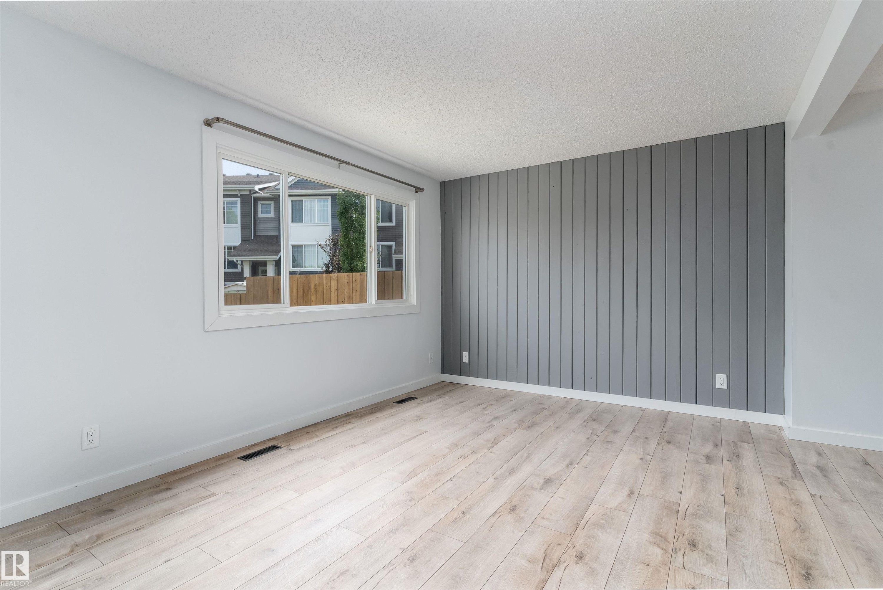 5 Mcleod Place Nw, Edmonton, AB - Indoor Photo Showing Other Room