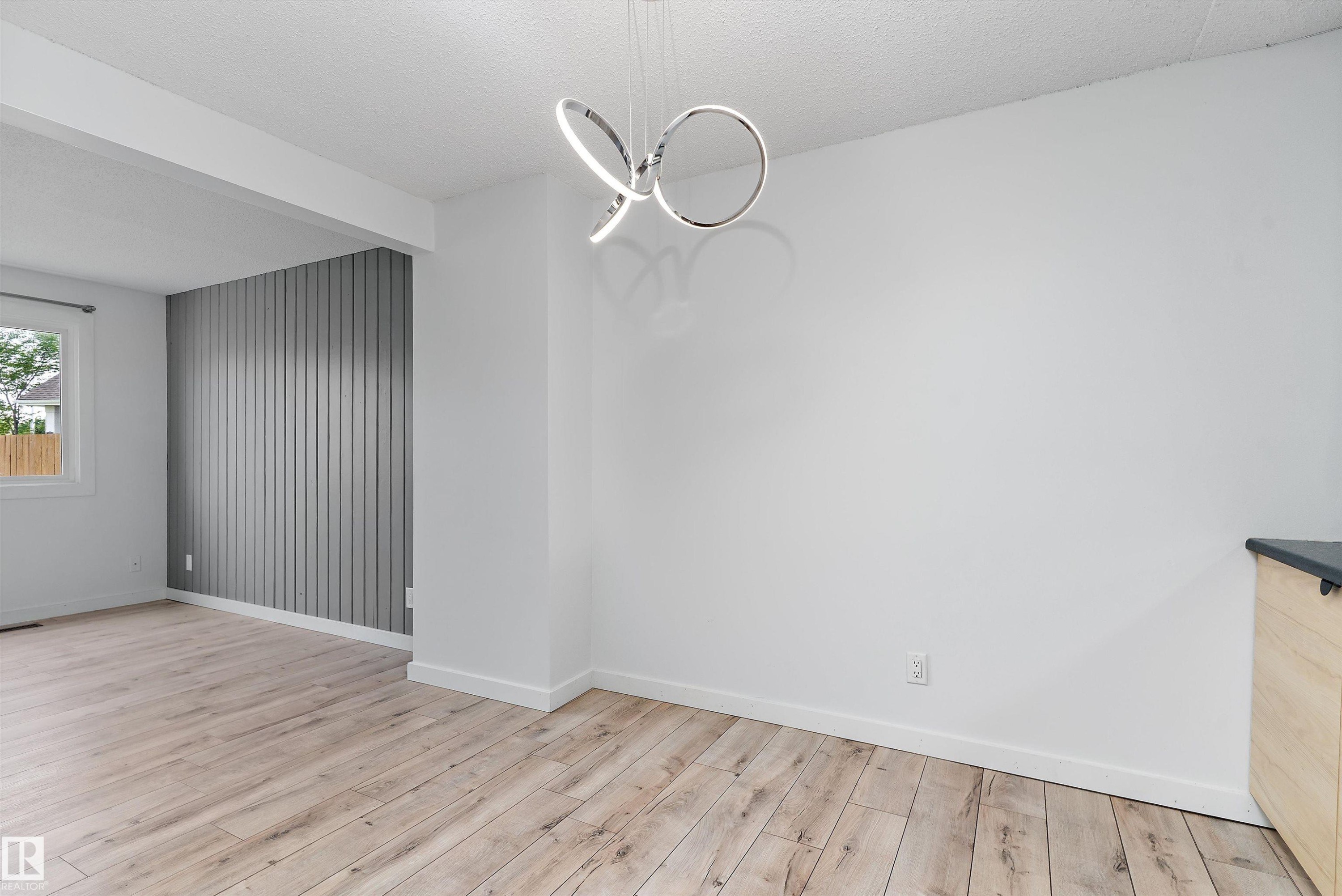 5 Mcleod Place Nw, Edmonton, AB - Indoor Photo Showing Other Room