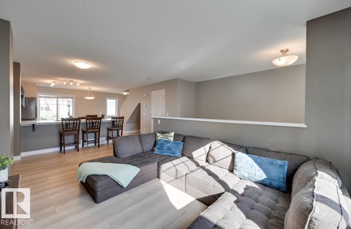 Living area featuring light wood-finish flooring and a neutral color palette - #16 460 Hemingway Rd Nw, Edmonton, AB - Indoor Photo Showing Living Room